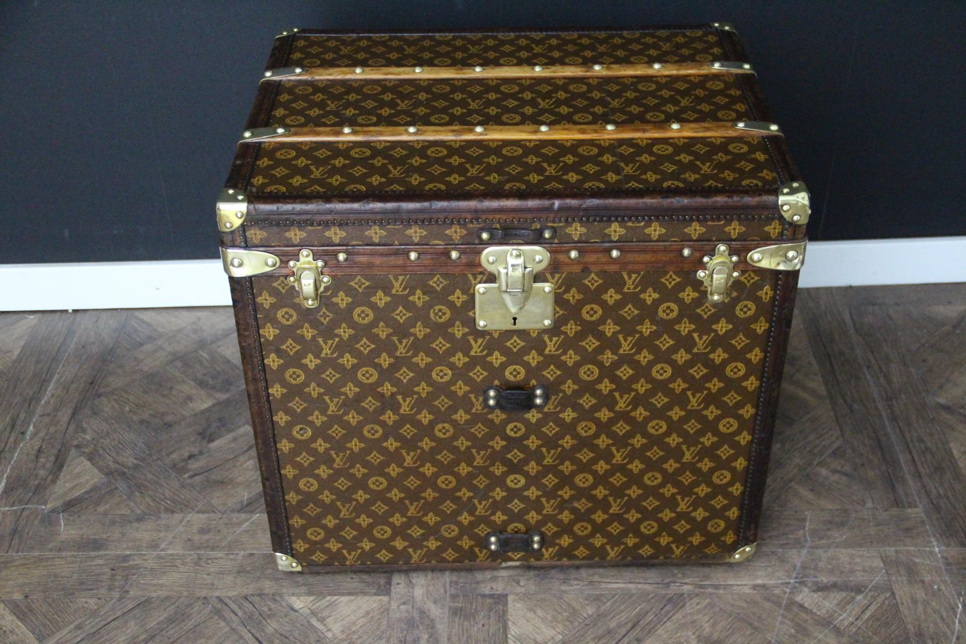 Diese schöne und sehr seltene Louis Vuitton Koffer verfügt über handbemalte schablonierte Monogramme Leinwand, Schokolade Farbe Leder trimmen, gestempelt massivem Messing Seitengriffe, gestempelt Louis Vuitton Messing Nieten, Schloss und Schnallen.