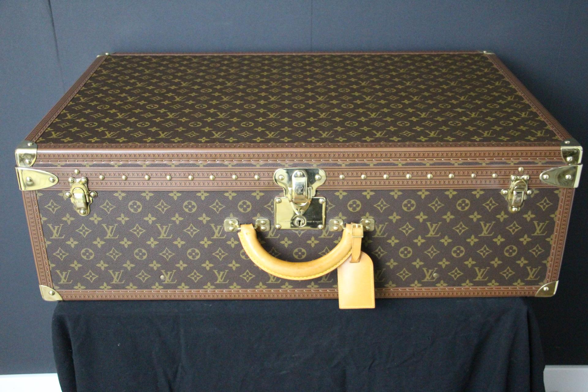 Magnificent Louis Vuitton Alzer monogramm suitcase. This 80 cm suitcase is the largest and the most luxury one made by Louis Vuitton. All Louis Vuitton stamped solid brass fittings: locks, clasps and studs. Very nice interior, fresh and clean, no