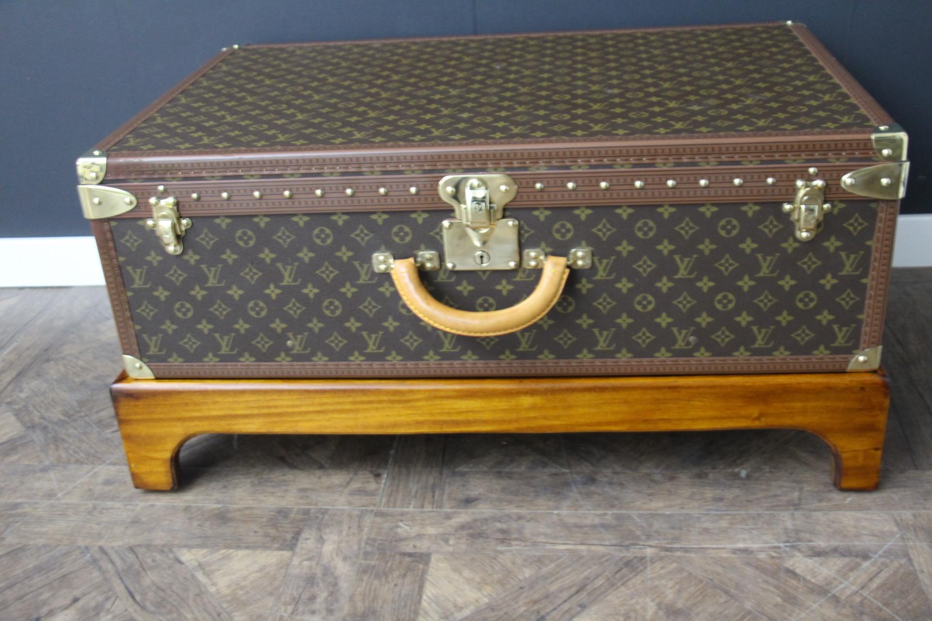 This piece of luggage is a magnificent Louis Vuitton Alzer monogramm suitcase. This 80 cm suitcase is the largest and the most luxury one made by Louis Vuitton. It features all Louis Vuitton stamped solid brass fittings: locks, clasps and studs.