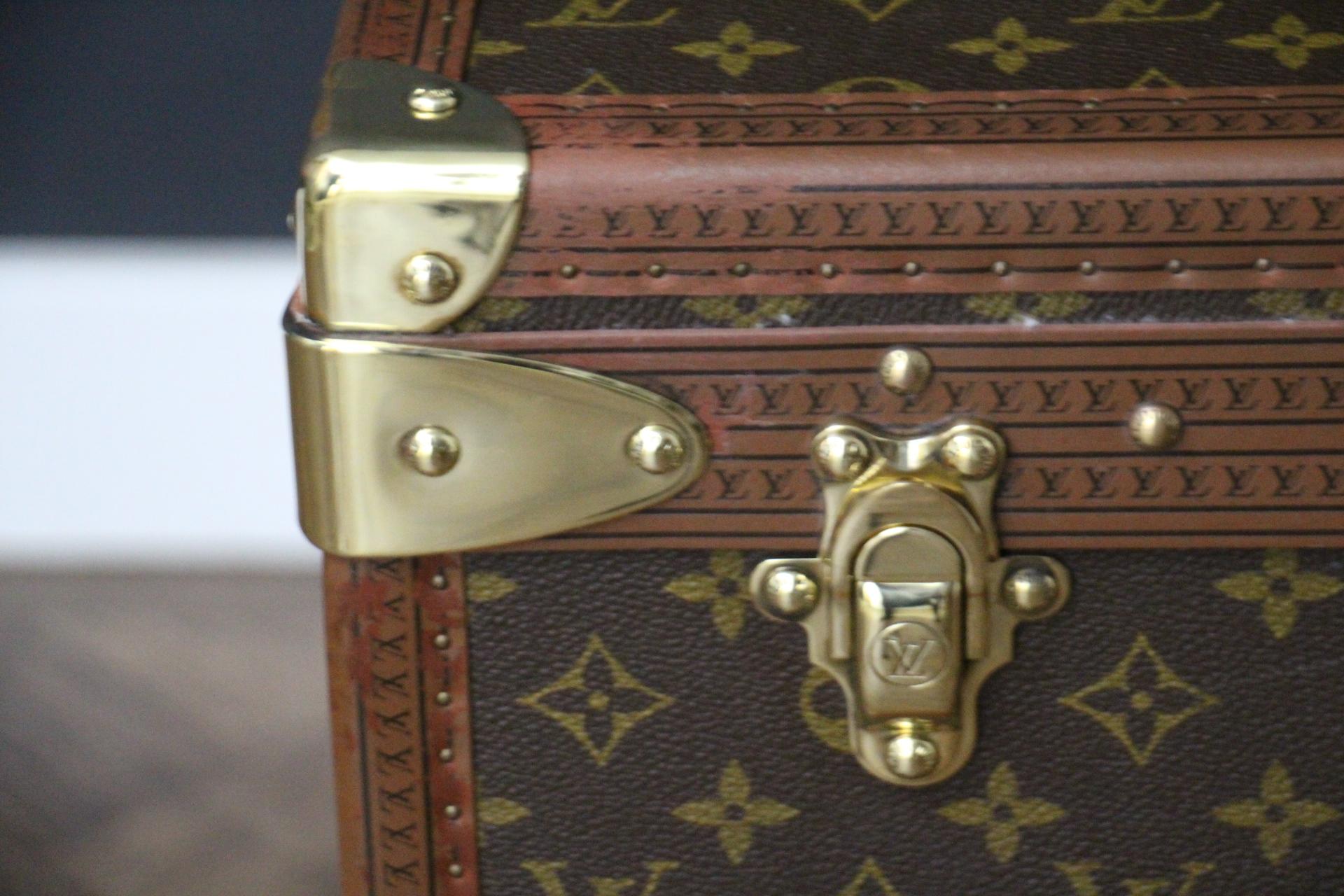 This piece of luggage is a magnificent Louis Vuitton Alzer monogramm suitcase. This 80 cm suitcase is the largest and the most luxury one made by Louis Vuitton. It features all Louis Vuitton stamped solid brass fittings: locks, clasps and studs.
