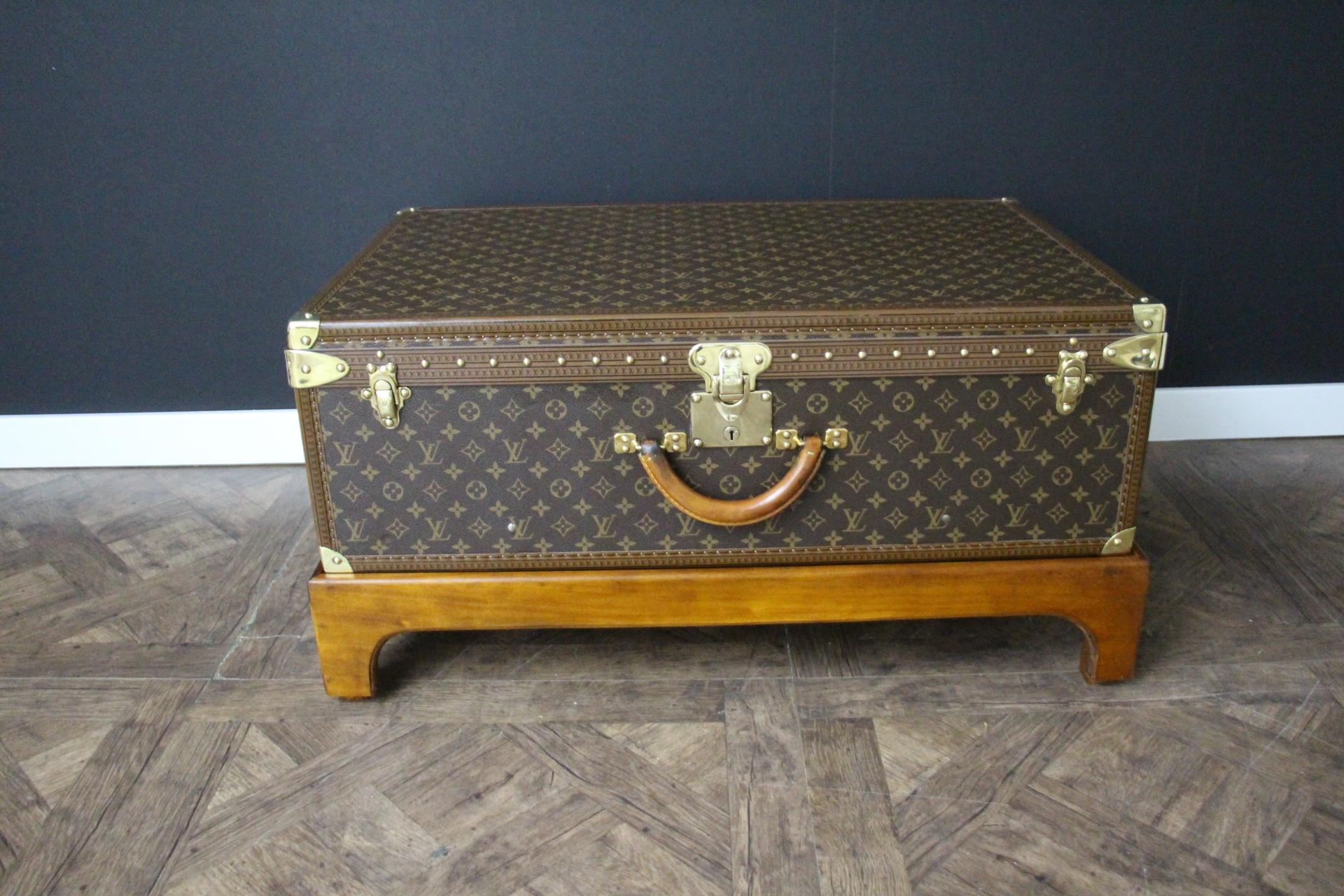 This piece of luggage is a magnificent Louis Vuitton Alzer monogramm suitcase. This 80 cm suitcase is the largest and the most luxury one made by Louis Vuitton. It features all Louis Vuitton stamped solid brass fittings: locks, clasps and studs.