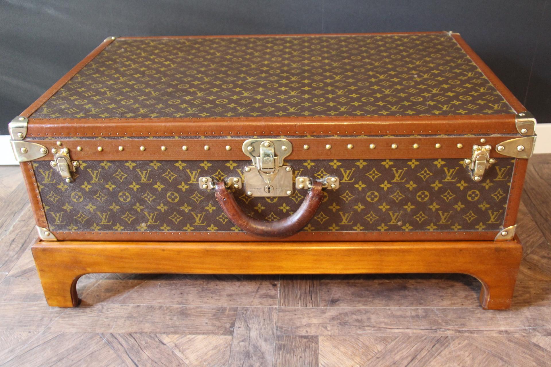 This piece of luggage is a magnificent Louis Vuitton Alzer monogramm suitcase. This 80 cm suitcase is the largest and the most luxury one made by Louis Vuitton. It features all Louis Vuitton stamped solid brass fittings: locks, clasps and studs. It