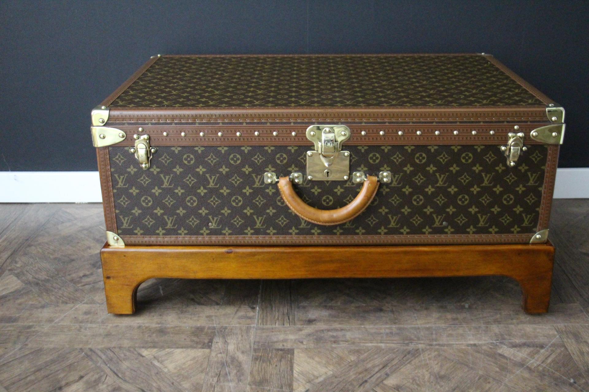 This magnificent Louis Vuitton Alzer monogram suitcase is a testament to the brand's enduring legacy of luxury and craftsmanship. As the largest and most prestigious model ever produced, this 80 cm suitcase is a symbol of opulence and