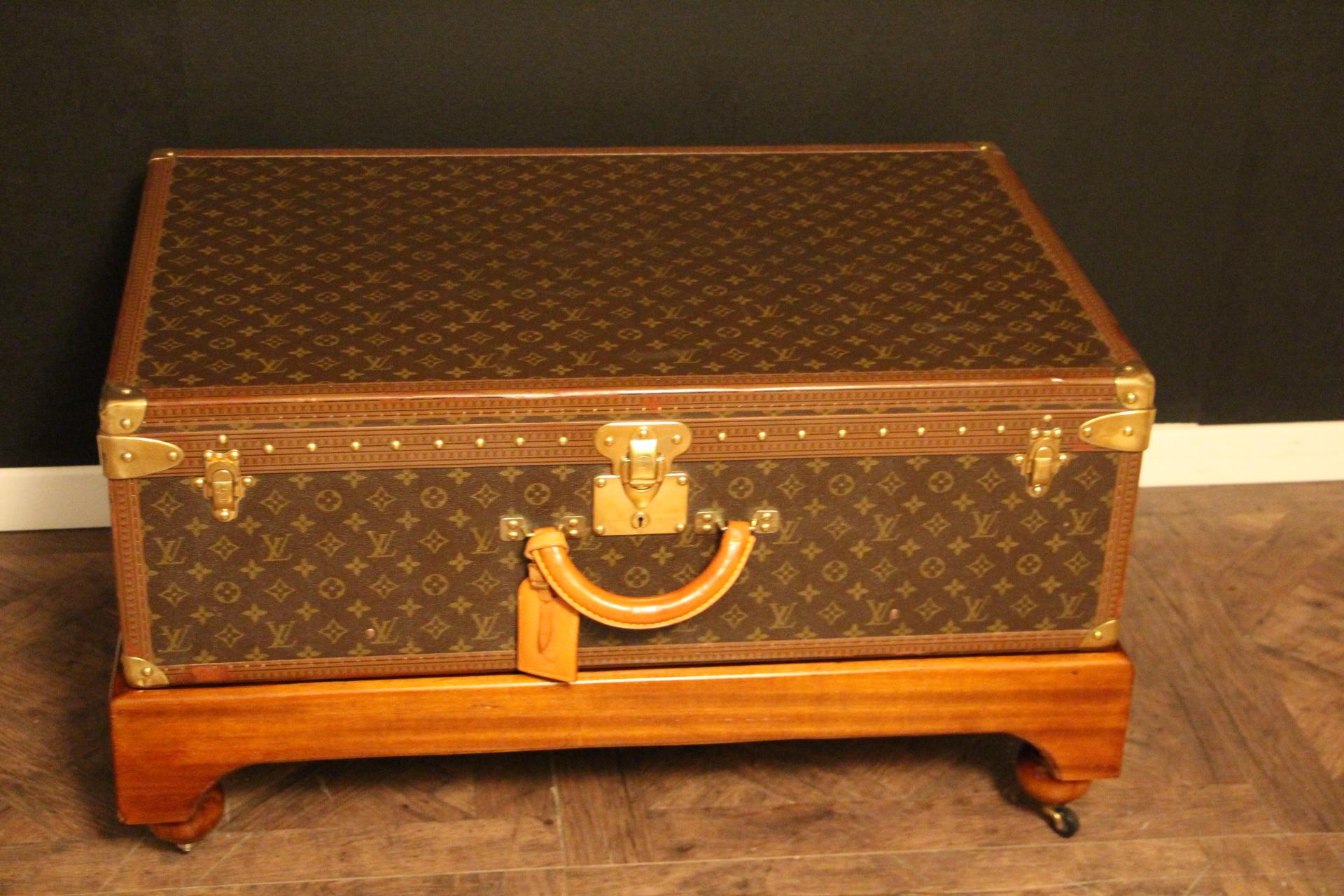 Magnificent Louis Vuitton Alzer monogramm suitcase. This 80 cm suitcase is the largest one made by Louis Vuitton. All Louis Vuitton stamped solid brass fittings: locks, clasps and studs. It comes with its original LV leather name holder. Very nice