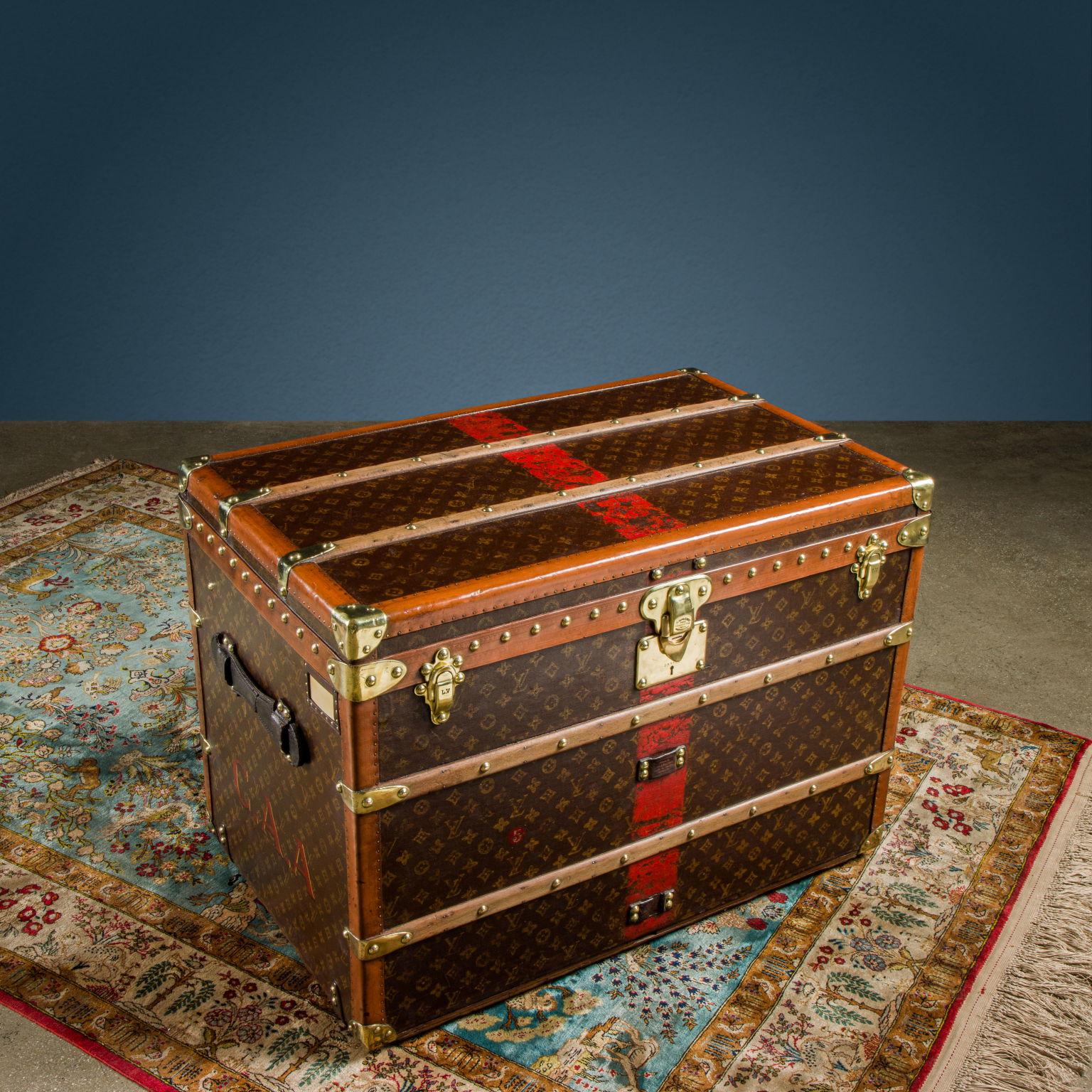 Louis Vuitton trunk datable to the second decade of the twentieth century, restored and brought back to its original condition. It is a Malle à Chapeaux for women, that is a light, simple and practical trunk-hatbox, created to carry hats without