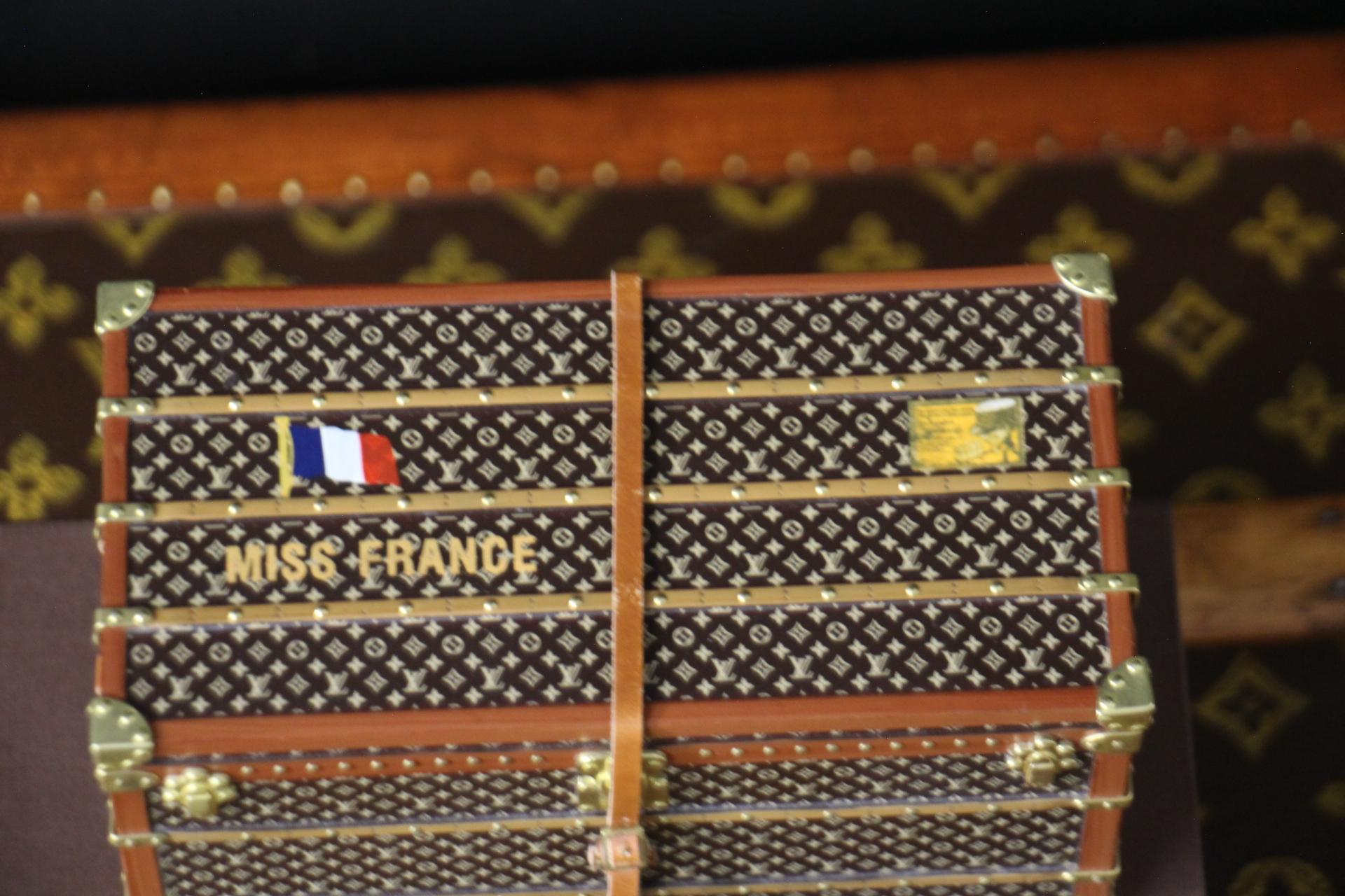 Louis Vuitton Trunk Miniature, Louis Vuitton trunk Paperweight For Sale 5
