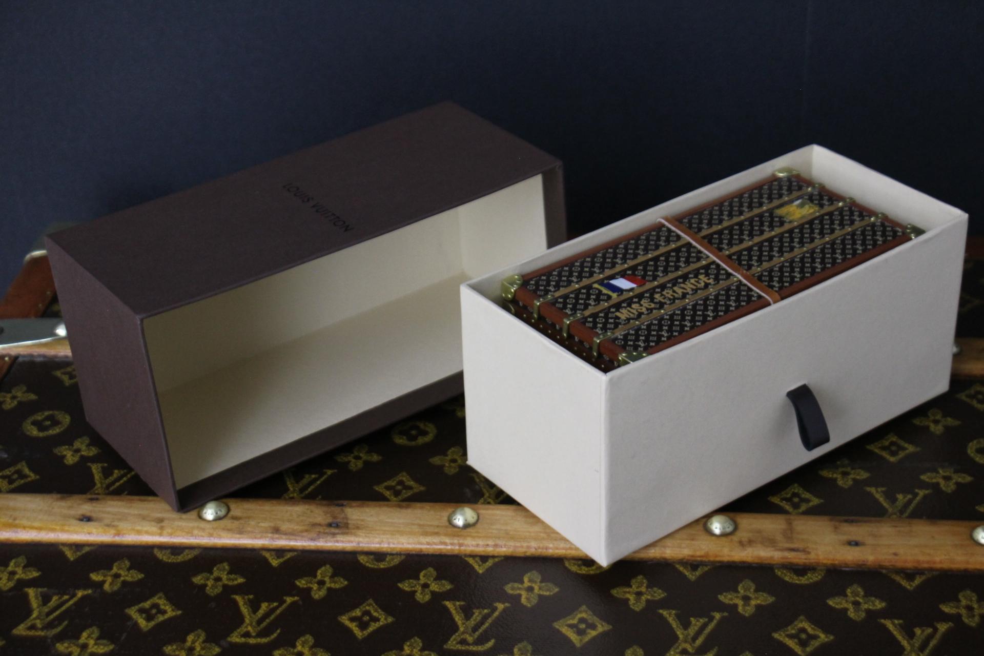 Louis Vuitton Trunk Miniature, Louis Vuitton trunk Paperweight In Excellent Condition For Sale In Saint-ouen, FR
