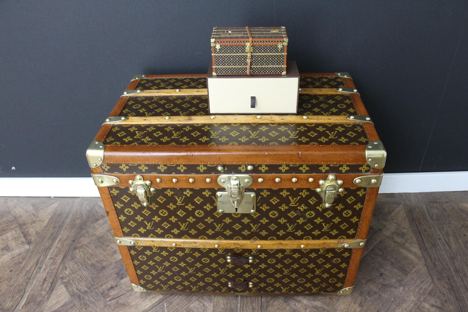Women's or Men's Louis Vuitton Trunk Miniature, Louis Vuitton trunk Paperweight For Sale