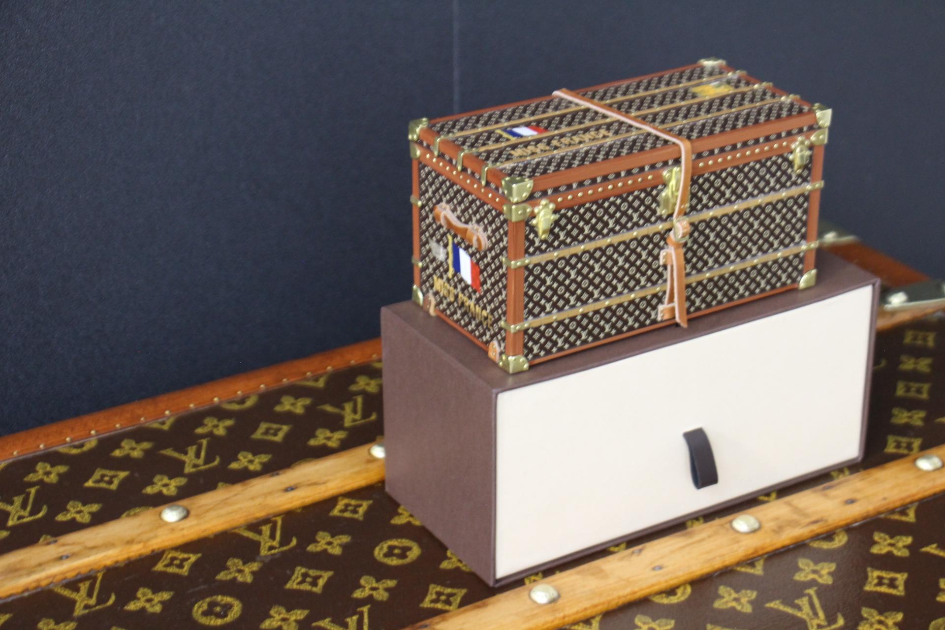Louis Vuitton Trunk Miniature, Louis Vuitton trunk Paperweight For Sale 1