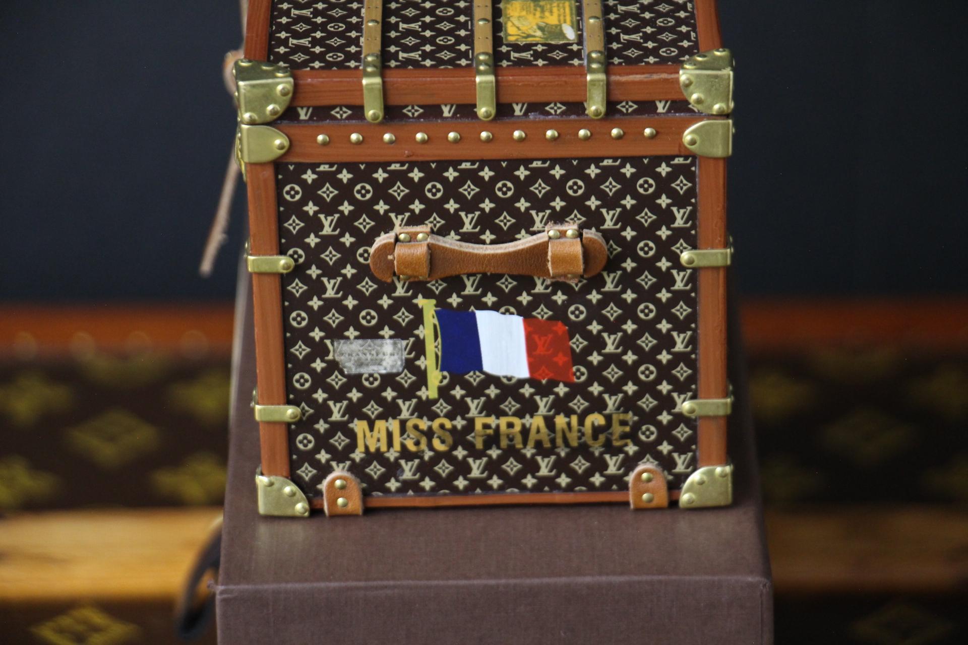 Louis Vuitton Trunk Miniature, Louis Vuitton trunk Paperweight For Sale 2
