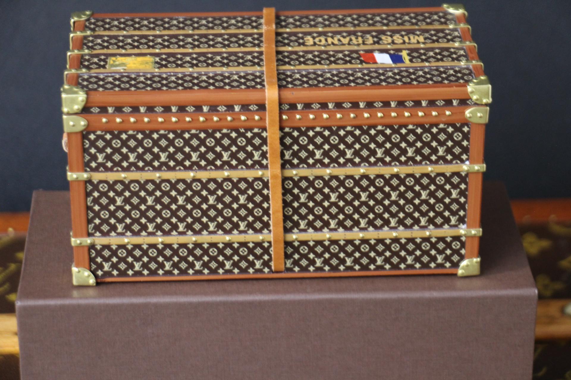 Louis Vuitton Trunk Miniature, Louis Vuitton trunk Paperweight For Sale 3