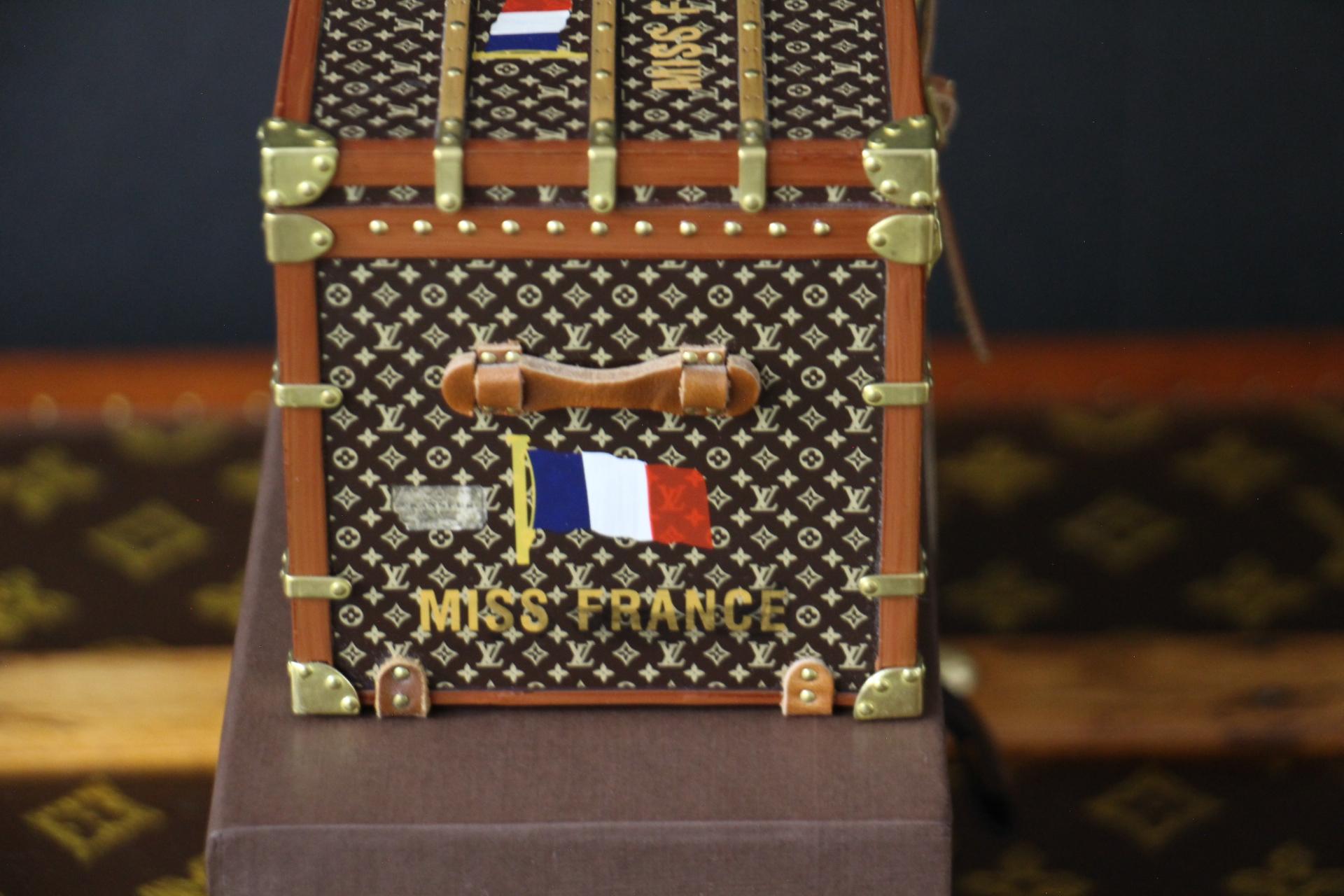 Louis Vuitton Trunk Miniature, Louis Vuitton trunk Paperweight For Sale 4
