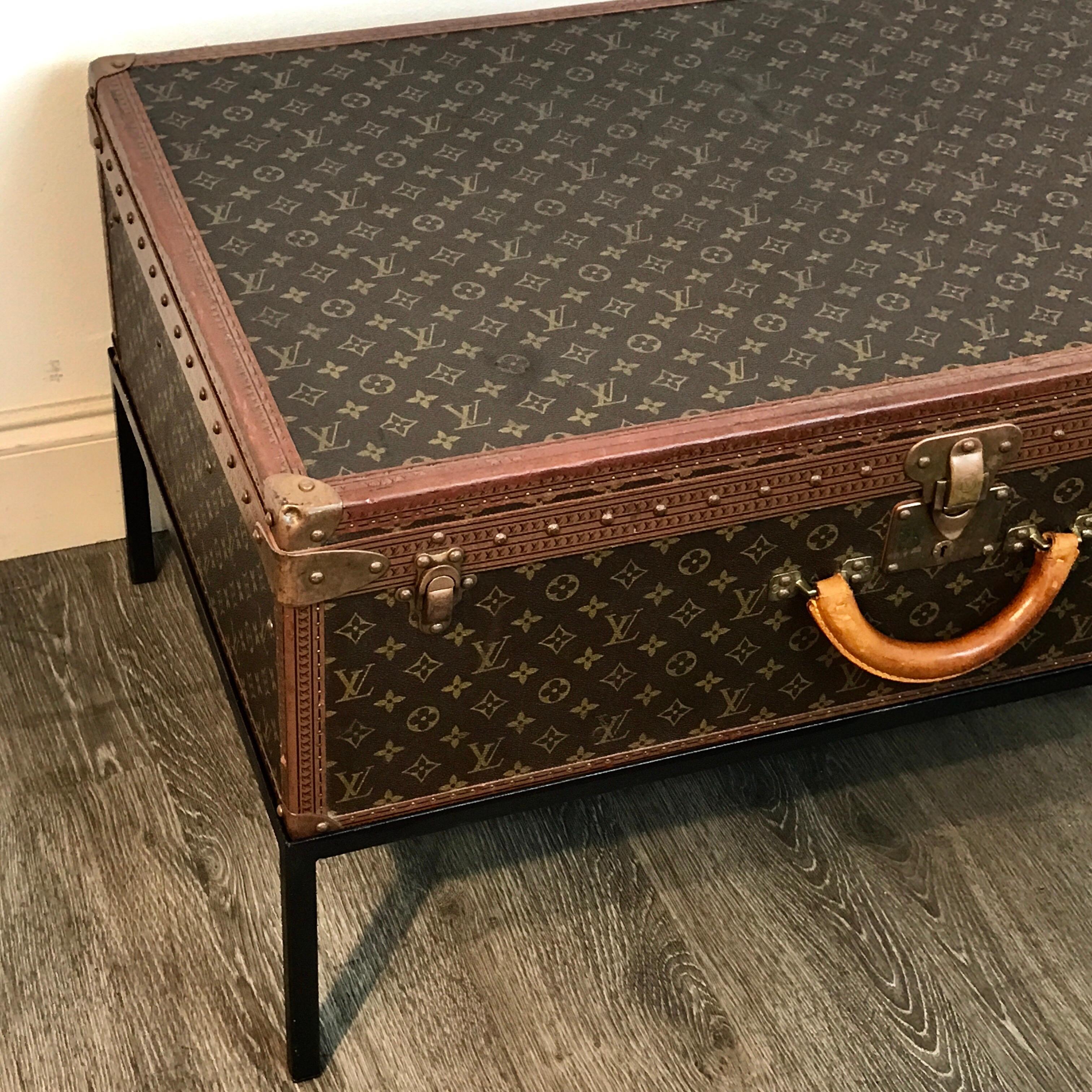 Louis Vuitton Trunk on Stand, Large In Good Condition In Atlanta, GA