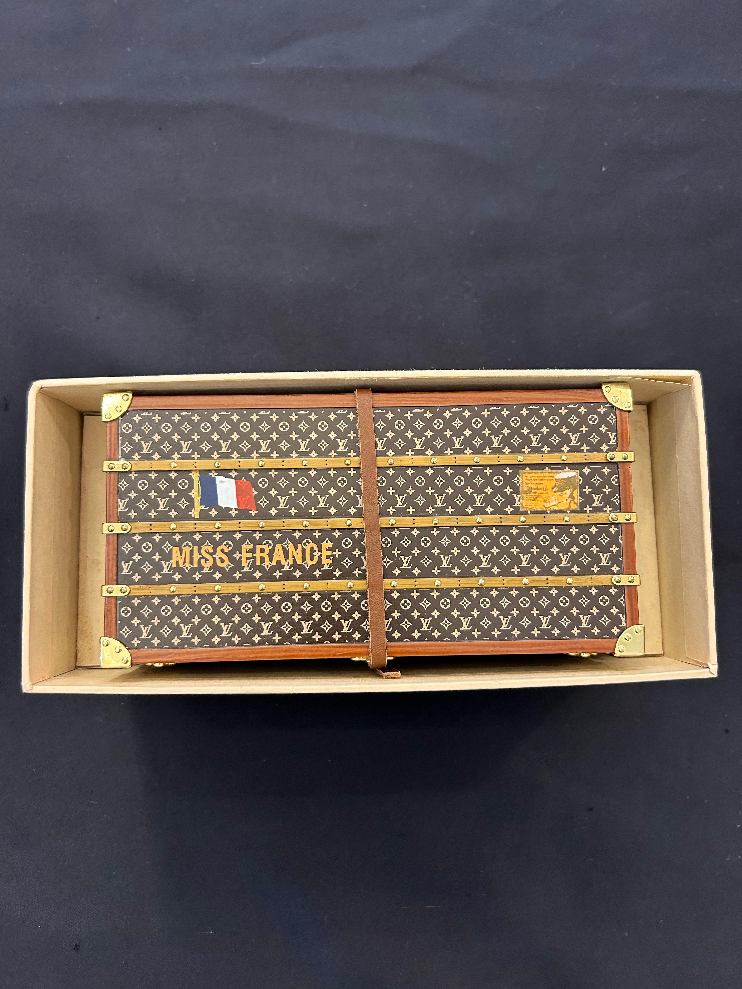 Women's or Men's Louis Vuitton Trunk Paperweight For Sale