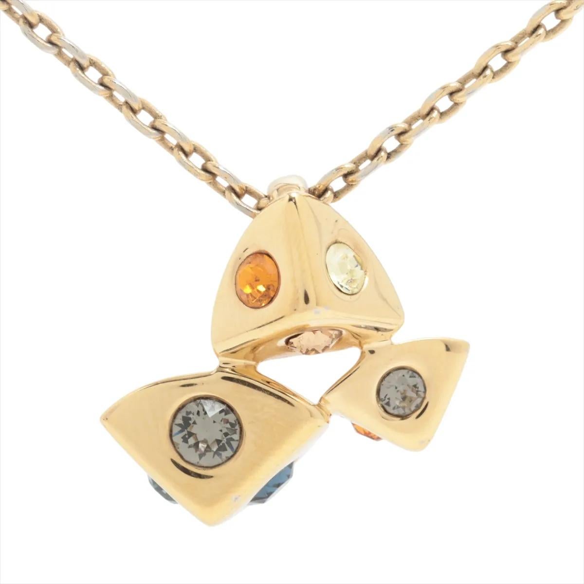 La collana con ciondolo con strass Louis Vuitton Trunkies Multicolor è un pezzo affascinante e vivace che unisce un design giocoso a un'eleganza raffinata. Realizzato con una finitura dorata, presenta un ciondolo a forma di tronco ornato da