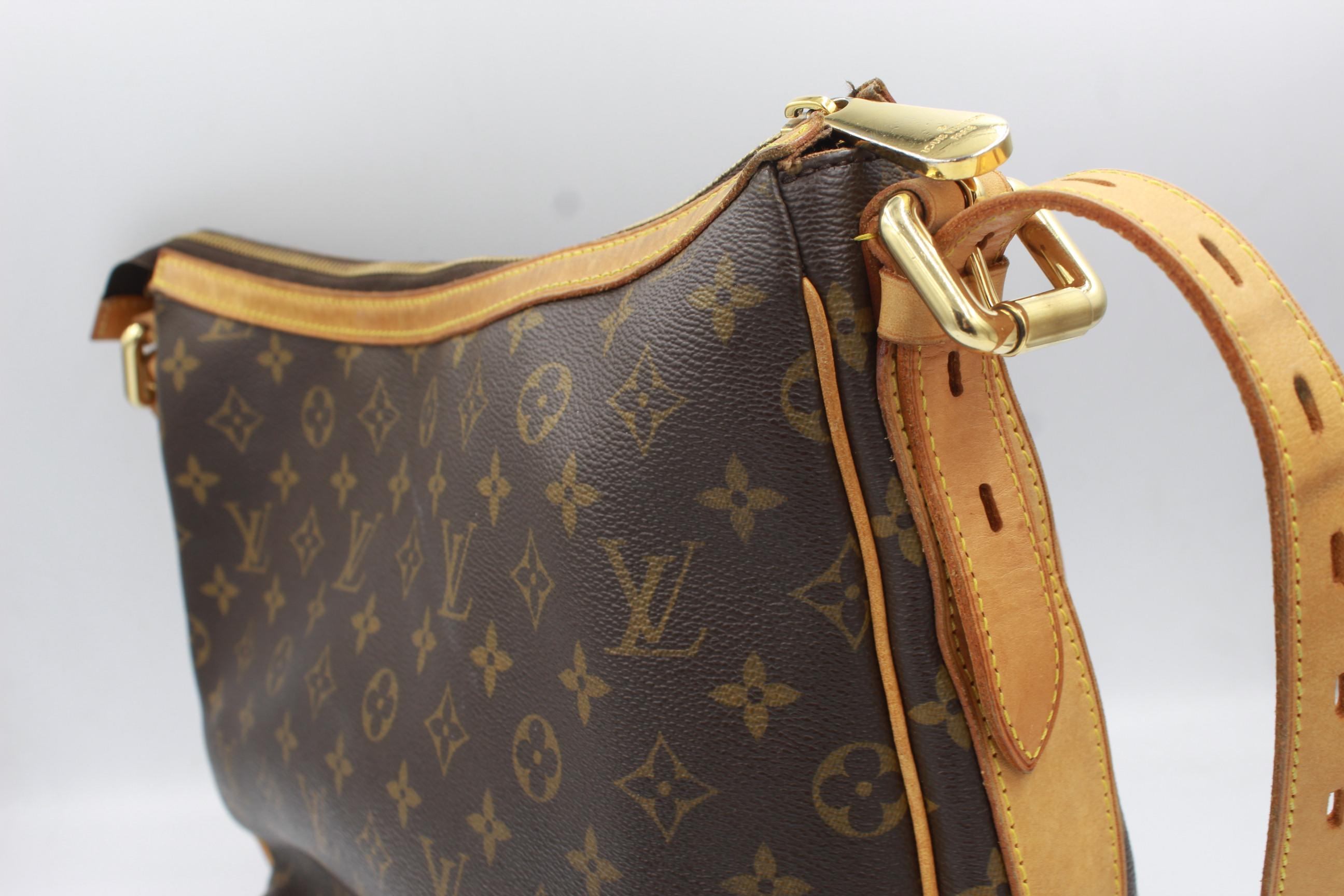 Louis Vuitton Tulum handbag in monogram canvas.
Good condition, with some signs of wear on the leather and discolouration stain on the clasp
Shoulder bag, can be wear cross body thanks to its adjustable strap. 
28cm x 33cm x 8cm