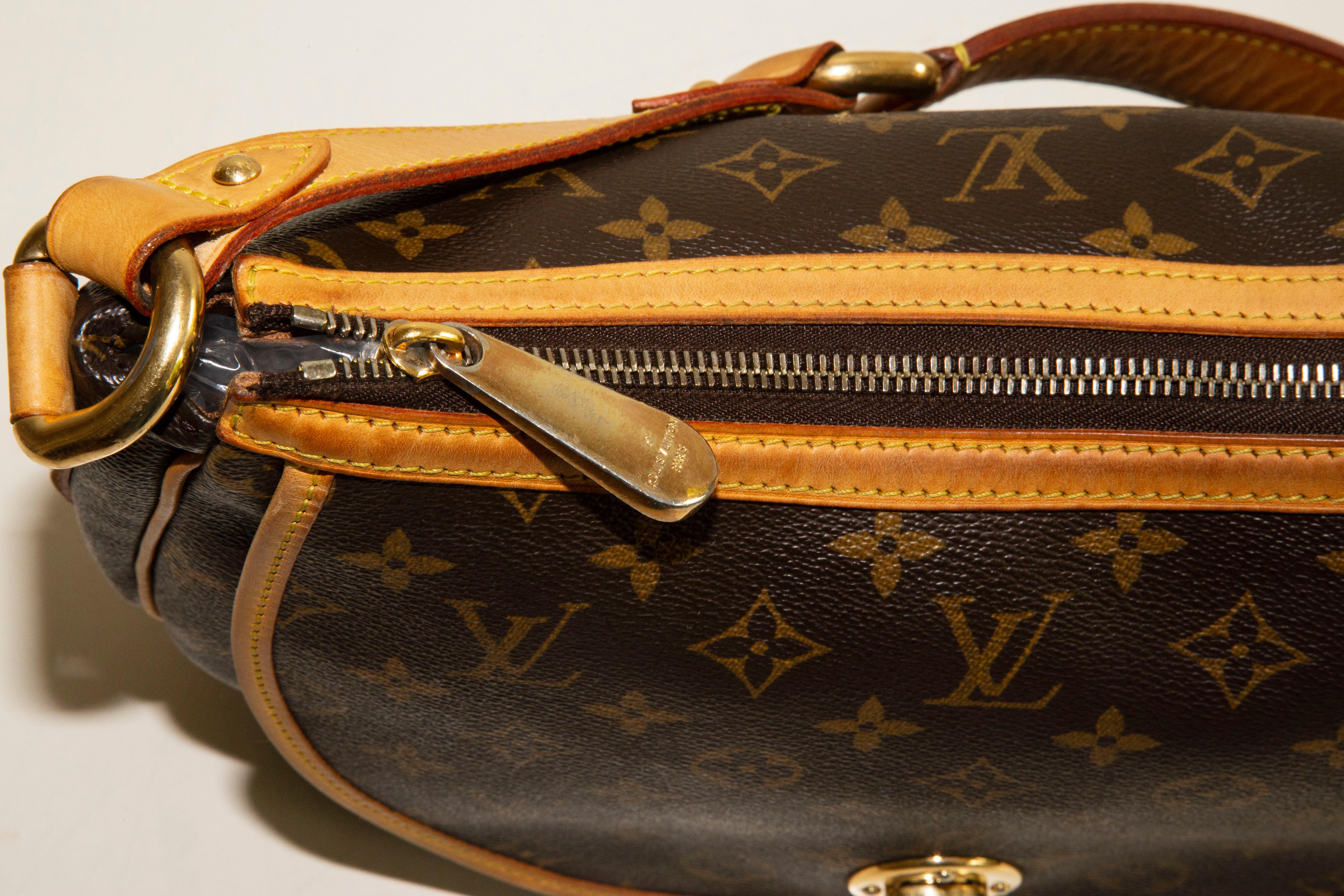 Louis Vuitton Tulum PM aus braunem Monogramm-Leinwand im Angebot 11