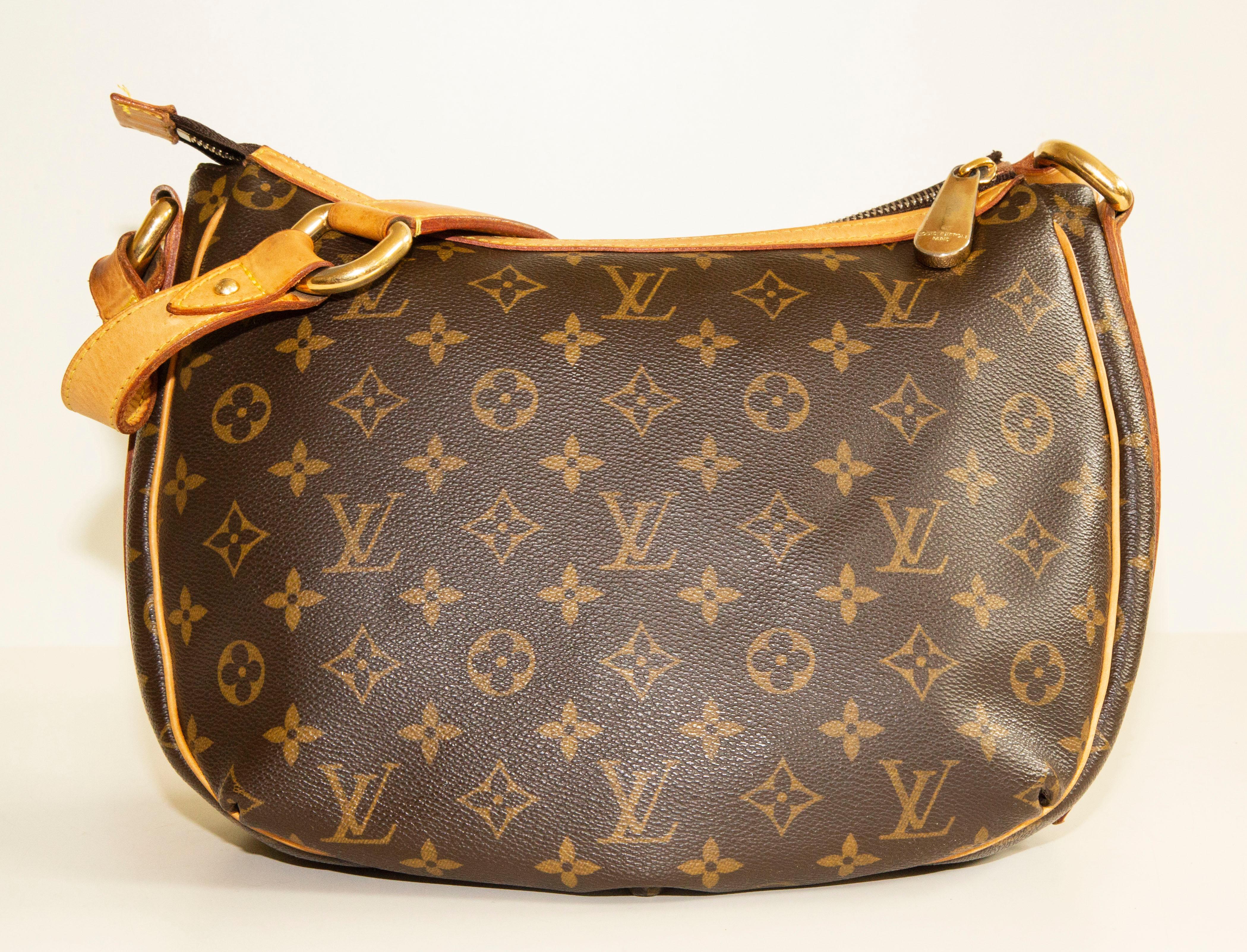 Louis Vuitton Tulum PM aus braunem Monogramm-Leinwand im Angebot 3