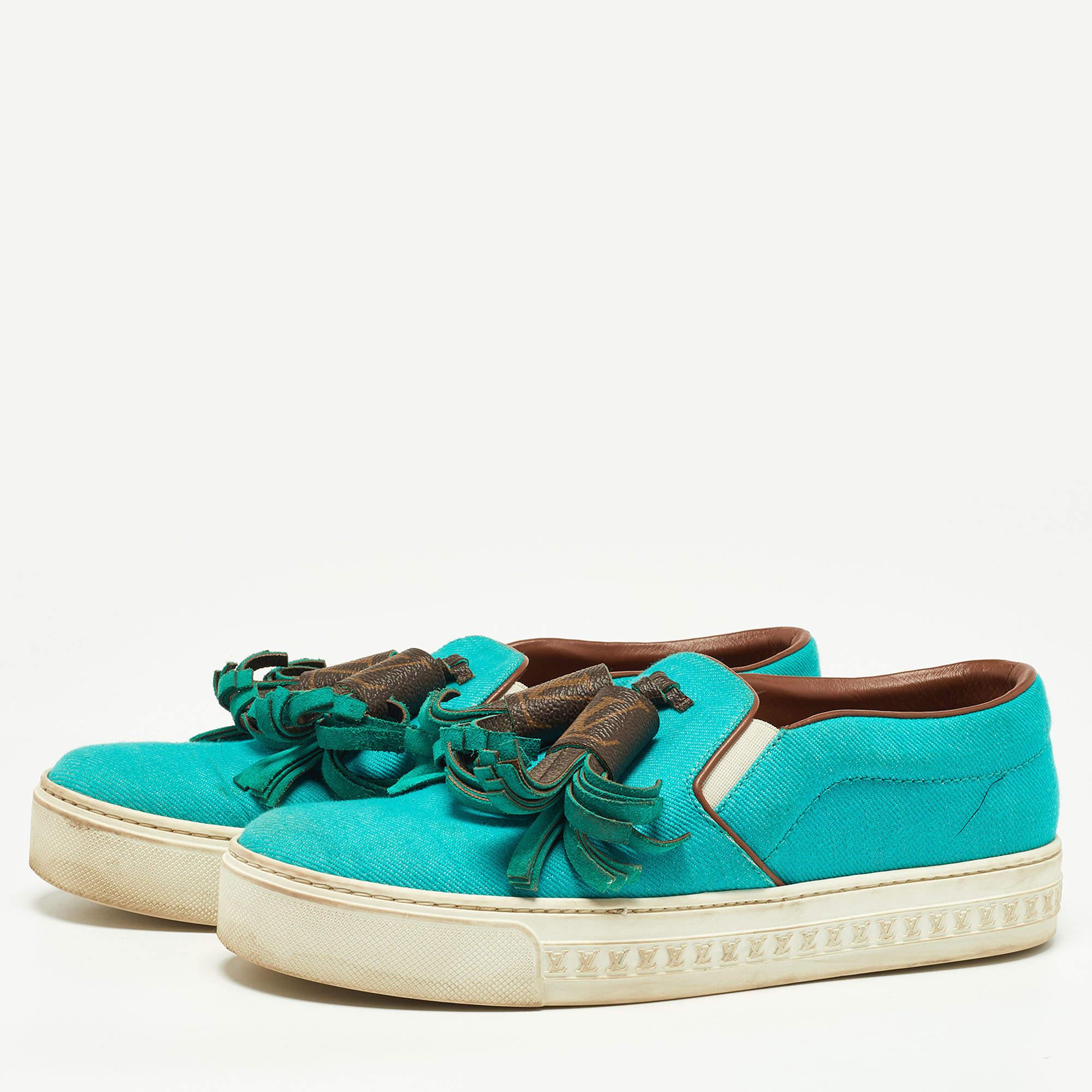 Queste sneakers di design, dalla silhouette classica, sono una combinazione perfetta di lusso, comfort e stile. Queste sneakers sono rifinite con dettagli firmati e comode solette.