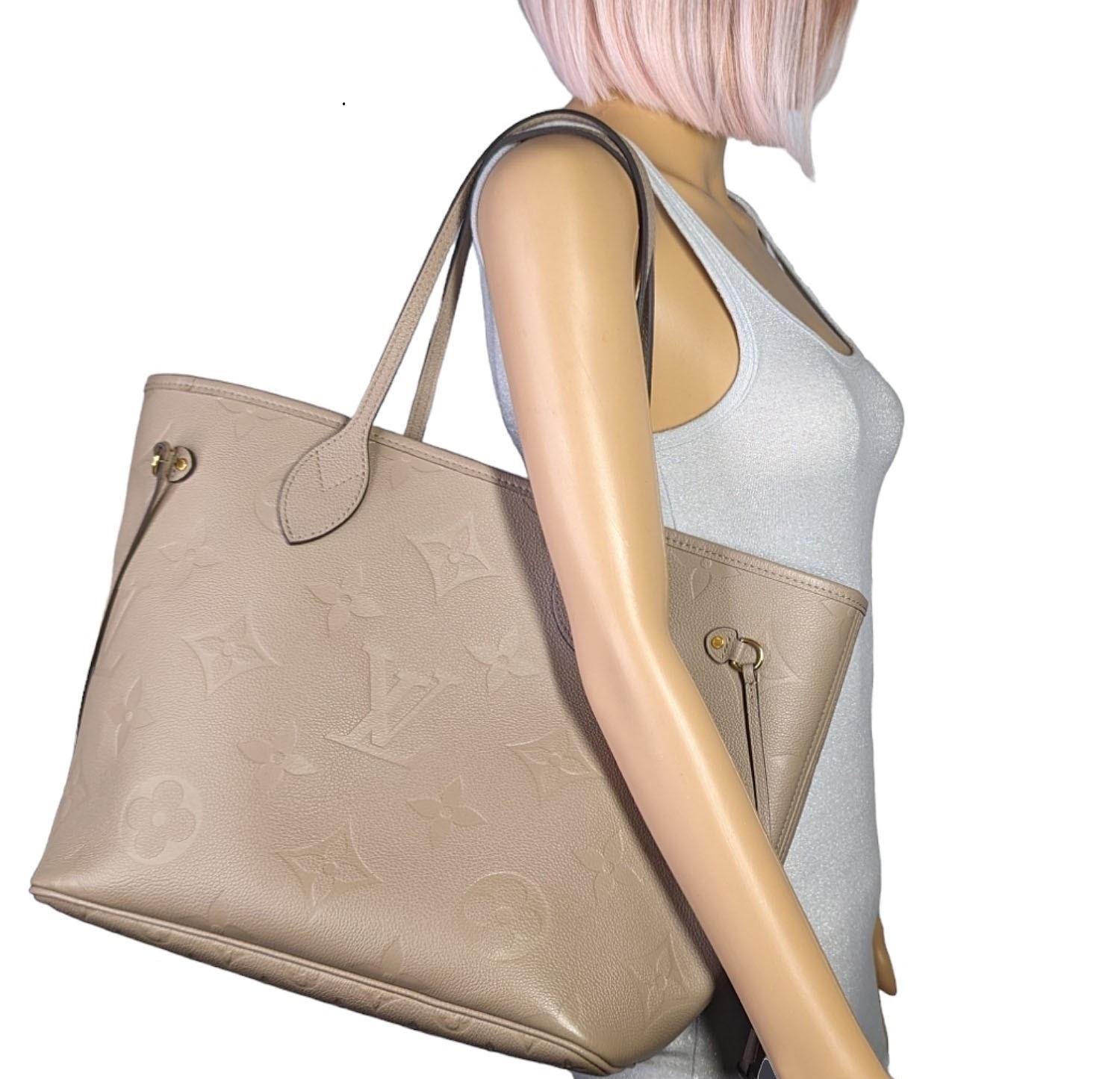 The essential Neverfull MM tote now comes in embossed Monogram Empreinte leather. Its generous dimensions make this bag ideal for everyday use while the long shoulder handles and supple leather mean it’s comfortable to carry. With the side laces