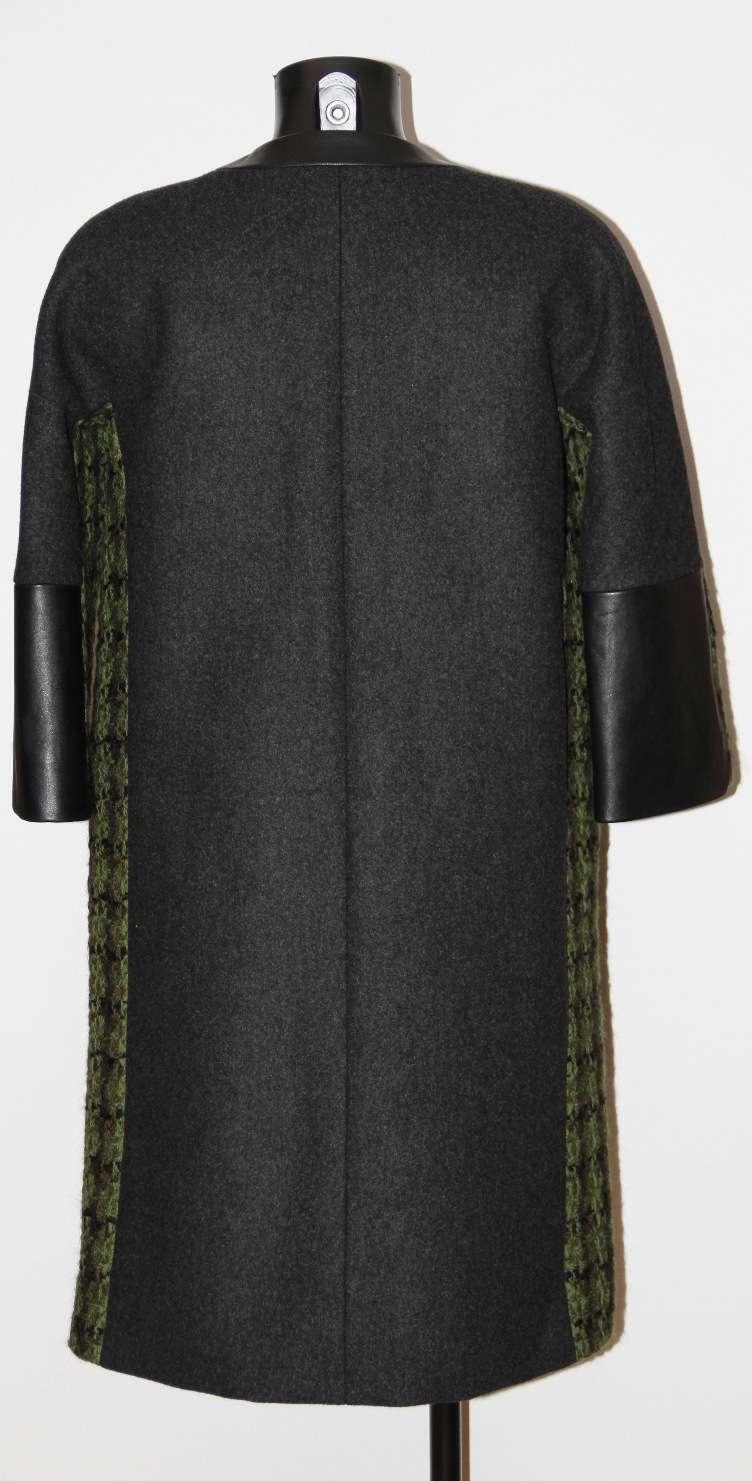 This pre-owned kaki, grey and black Louis Vuitton knee-length oversize coat features raglan sleeves, pockets at hips and button closures at front.
It is made of wool mix tartan and grey fabric as well as lambskin leather sleeves and pockets