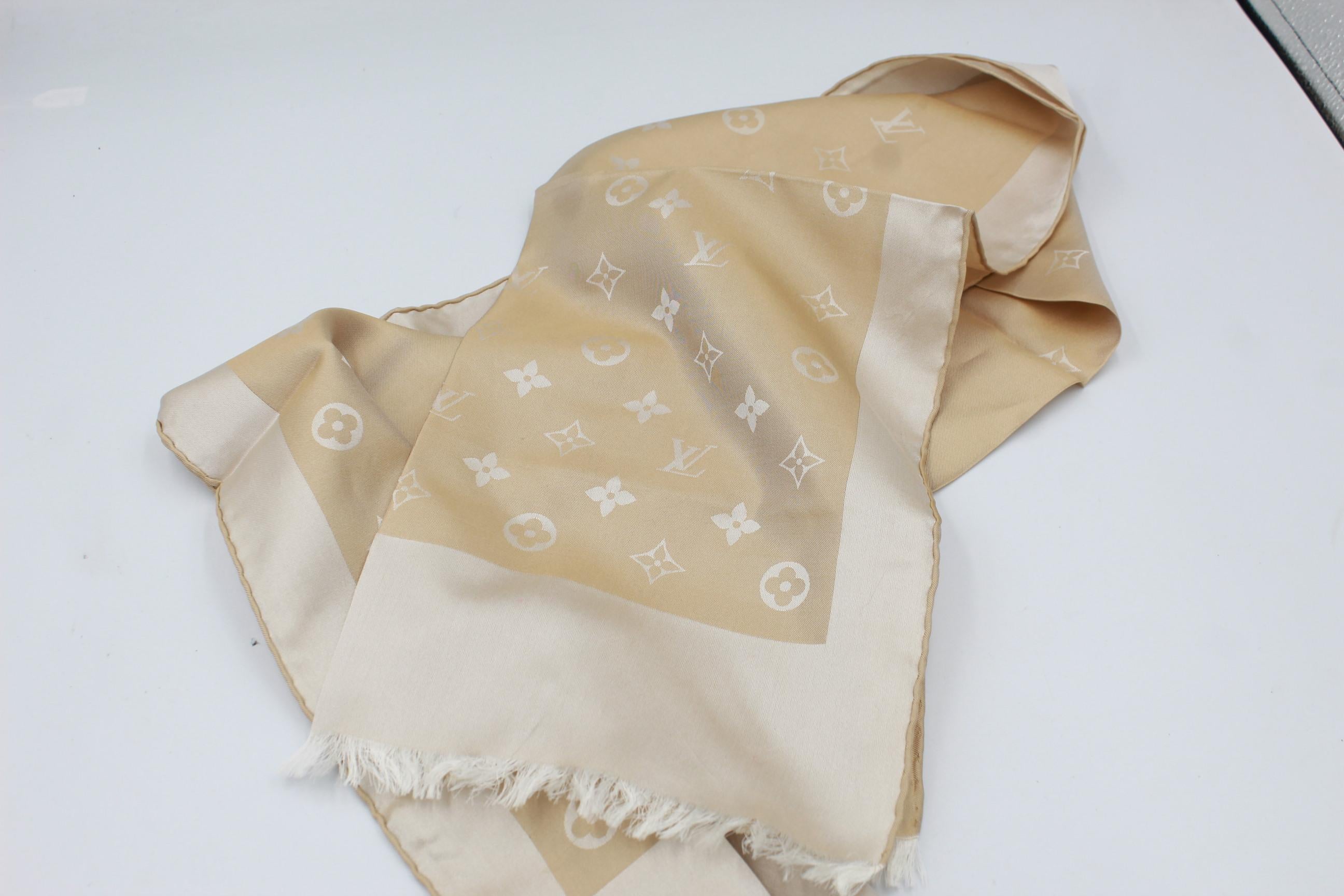 Louis Vuitton Twilly in monogram  silk.
Beige.
Good condition, with only one stain
114cm x 36cm