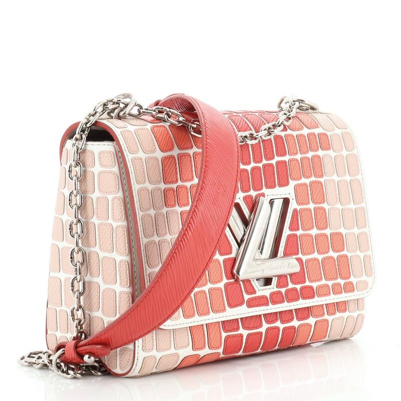 This Louis Vuitton Twist Handbag Patchwork Epi Leather MM, crafted in neutral and multicolor patchwork epi leather, features a waved base silhouette, chain link strap with leather pad, frontal flap, and silver-tone hardware. Its LV twist-lock