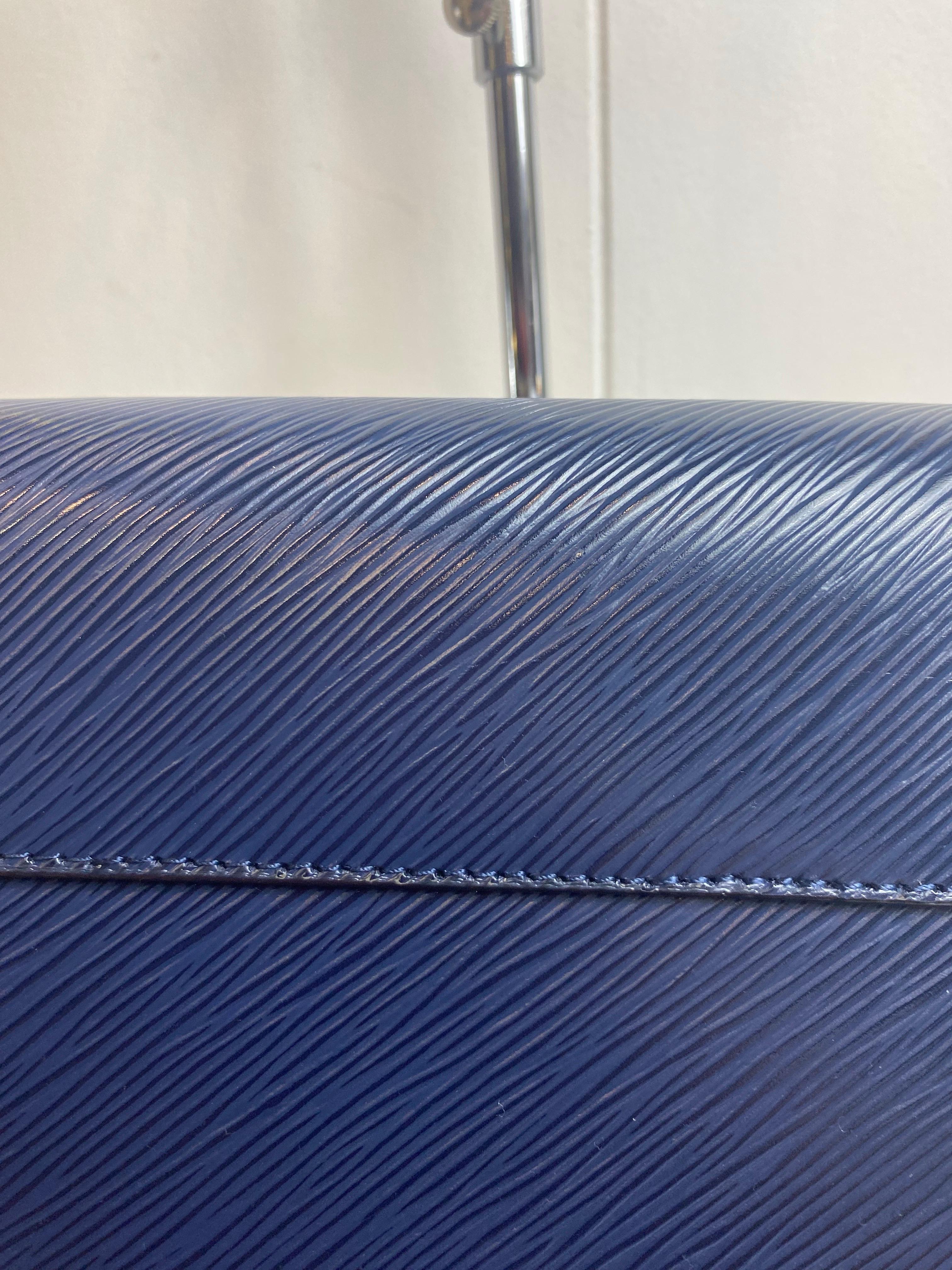 Louis Vuitton Twist in pelle Epi blu. in vendita 7