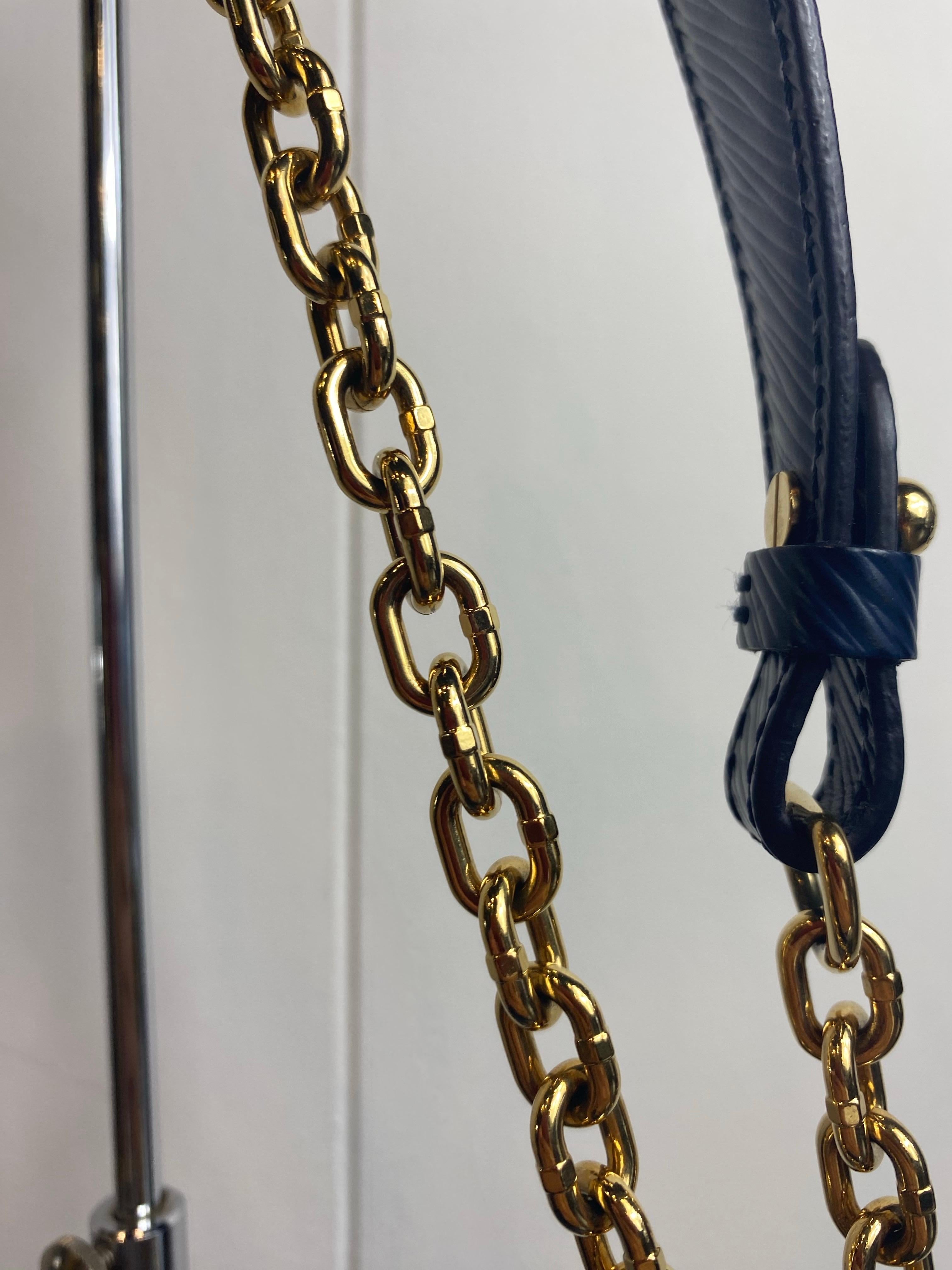 Louis Vuitton Twist in pelle Epi blu. in vendita 8