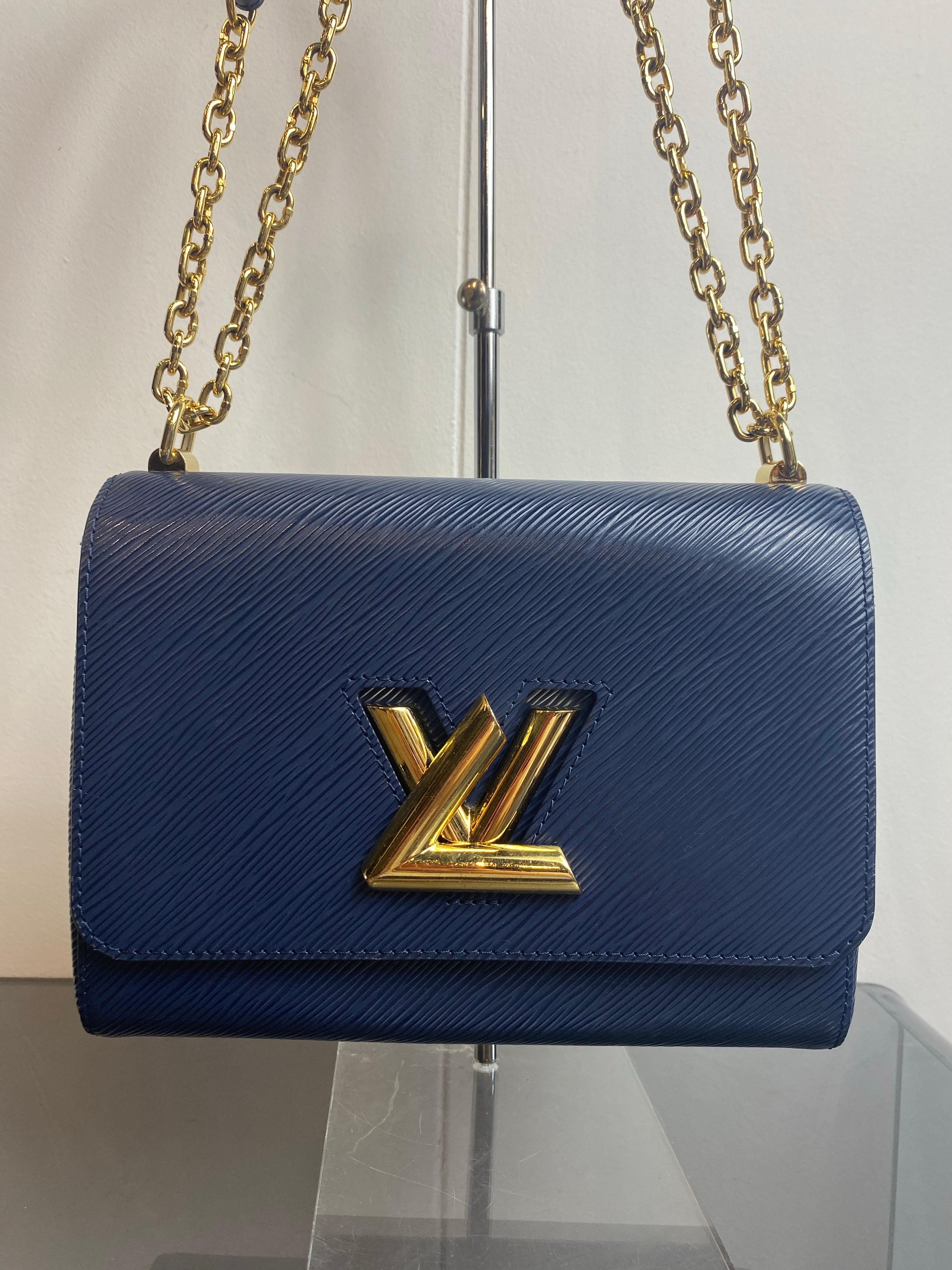 Louis Vuitton Twist in pelle Epi blu.
La borsa Twist si distingue per l'iconica chiusura twist-lock di LV che si attorciglia a formare una 