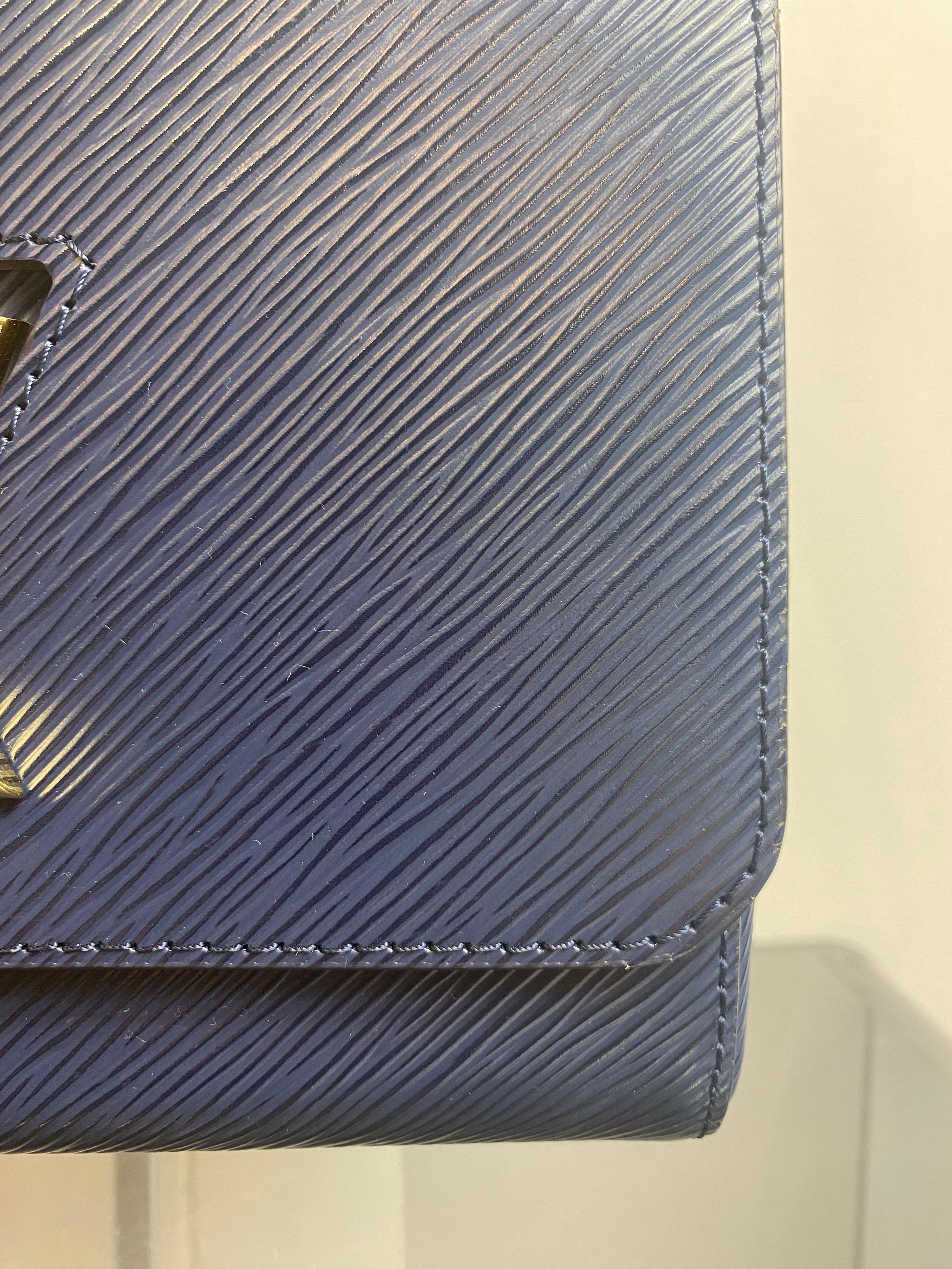 Nero Louis Vuitton Twist in pelle Epi blu. in vendita