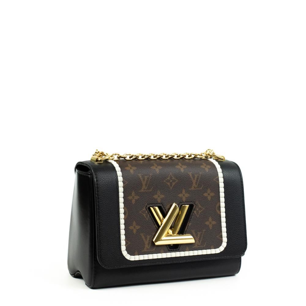 - Designer: LOUIS VUITTON
- Modell: Twist
- Zustand: Sehr guter Zustand. Leichte Abnutzungserscheinungen am Leder
- Zubehör: Staubbeutel, Spiegel
- Abmessungen: Breite: 23cm, Höhe: 16cm, Tiefe: 9cm, Riemen: 120cm
- Äußeres Material: Leder
-