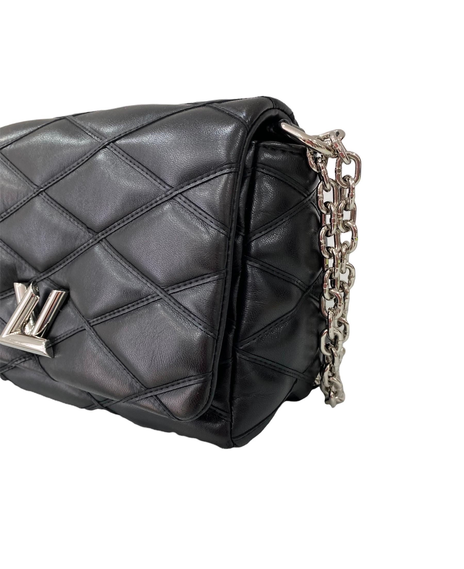 Louis Vuitton bag, Twist line, made of black quilted leather with silver hardware.

Equipped with a flap with interlocking LV logo closure, internally lined in black leather, roomy for the essentials.

Equipped with a chain shoulder strap, inside