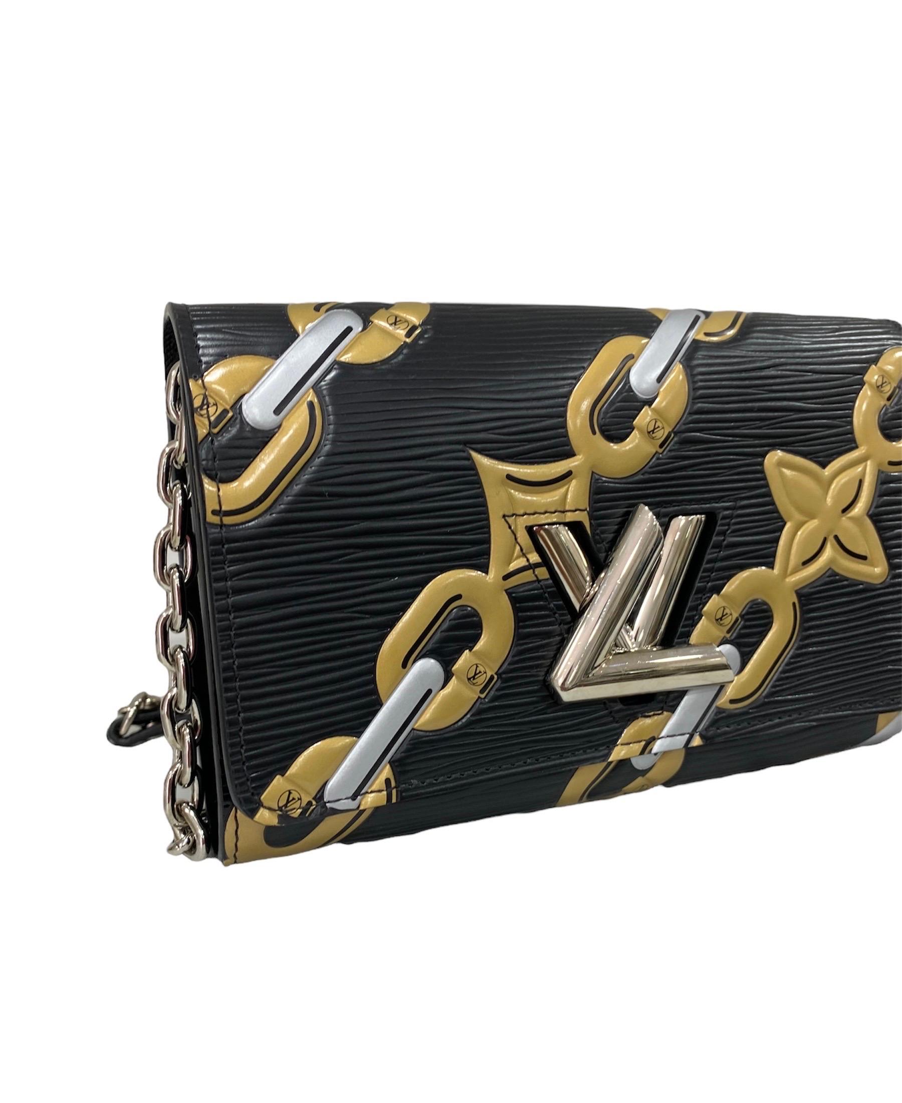 Louis Vuitton bag, Twist line, made of black epi leather, with chain pattern and silver hardware.

Equipped with a flap with interlocking LV logo closure, internally lined in black leather, roomy for the essentials.

Equipped with a leather and