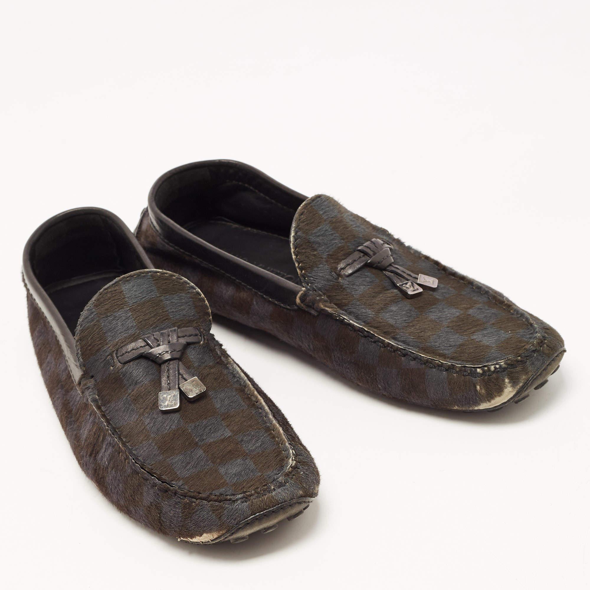Louis Vuitton Two Tone Calf Hair Slip On Loafers Size 42 In Good Condition For Sale In Dubai, Al Qouz 2