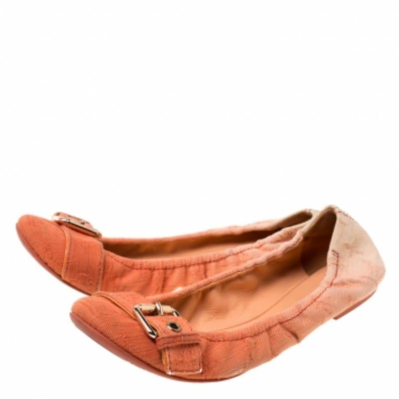 Louis Vuitton Ballerine con fibbia in denim bicolore misura 37,5 in vendita 2