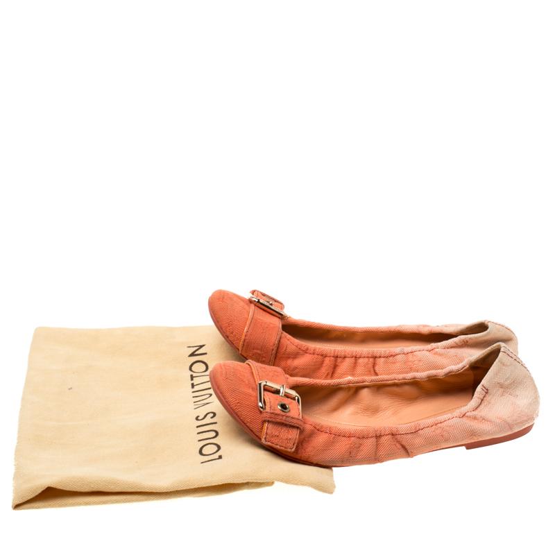 Zweifarbige Denim-Ballerinas mit Schnalle und Schnalle von Louis Vuitton Größe 37,5 Damen im Angebot