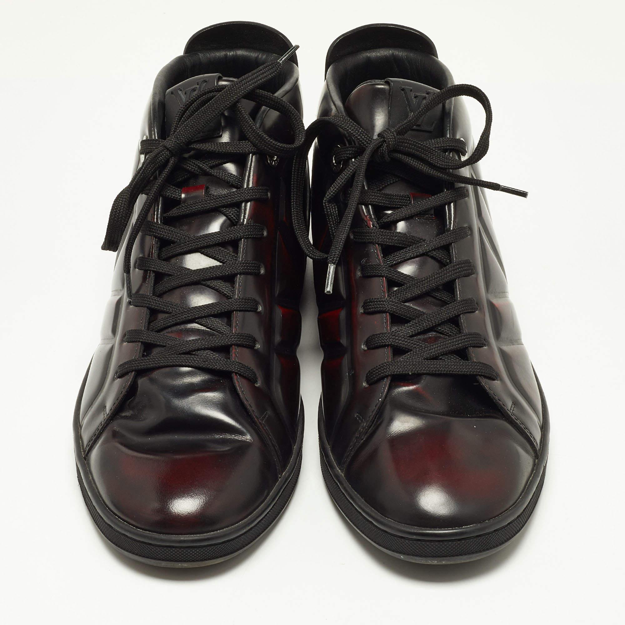 Packed with style and comfort, these Louis Vuitton sneakers are gentle on the feet so that you can glide through the day. They have a sleek upper with lace closure, and they're set on durable rubber soles.

