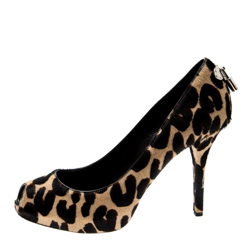 How splendid and glorious are these Oh Really! pumps from Louis Vuitton! Ravishing in brown, they come crafted from leopard-printed pony hair and feature a peep-toe silhouette. They flaunt engraved silver-tone padlock detailing on the heel counters