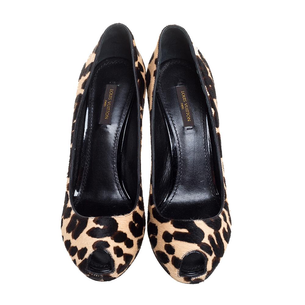 How splendid and glorious are these Oh Really! pumps from Louis Vuitton! They come crafted from leopard printed pony hair and feature a peep-toe silhouette. They flaunt LV engraved silver-tone padlock detailing on the counters and come equipped with