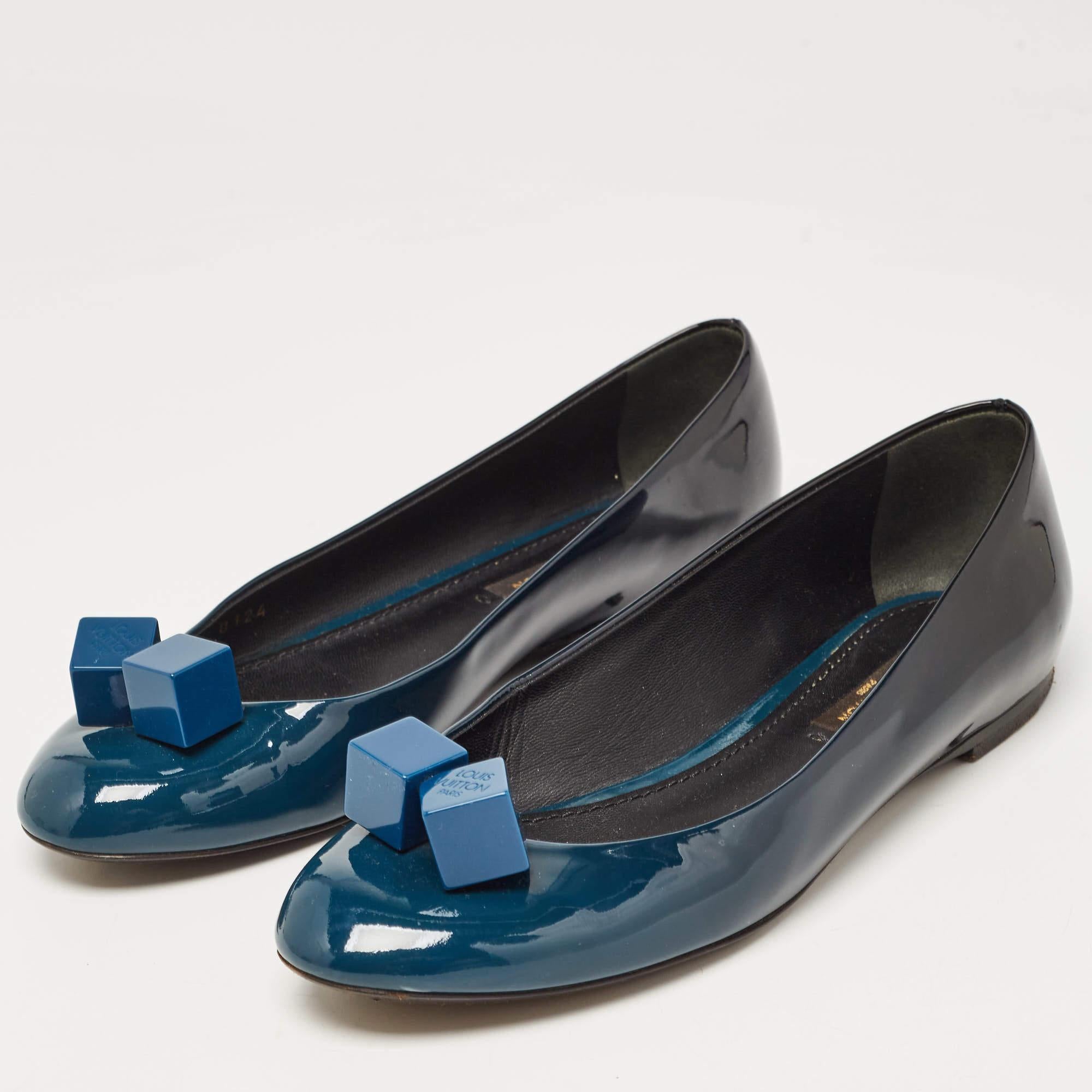 These ballet flats by Louis Vuitton are comfortable and chic to be matched with everything from a shirt dress to skinny jeans. Crafted from patent leather, they feature round toes along with dice details on the vamps.

