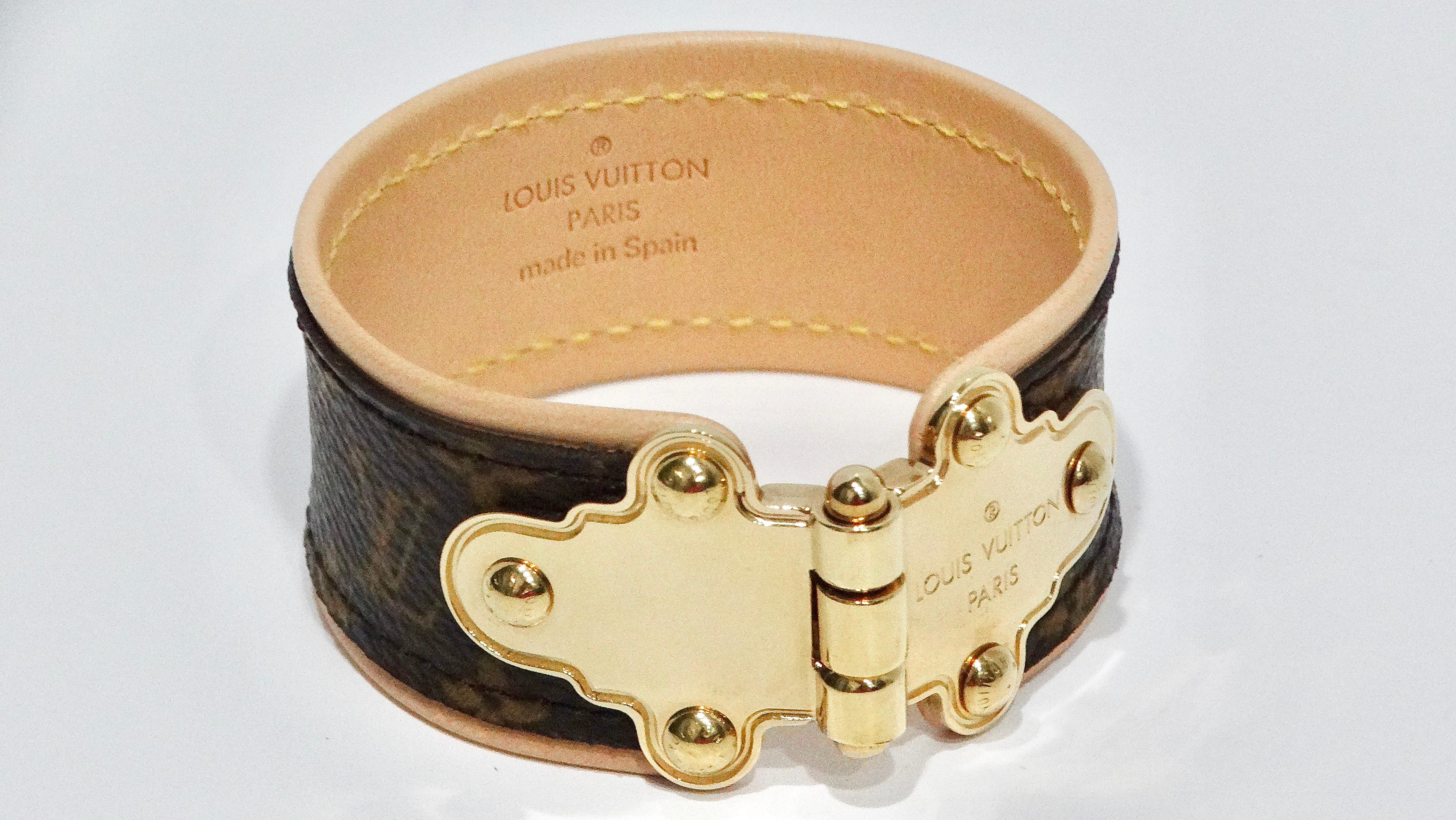 Il bracciale Monogram in pelle bicolore Louis Vuitton con finiture in oro è un accessorio sofisticato che passa con disinvoltura dal giorno alla sera. Realizzato con la classica pelle marrone Louis Vuitton, questo bracciale presenta un elegante