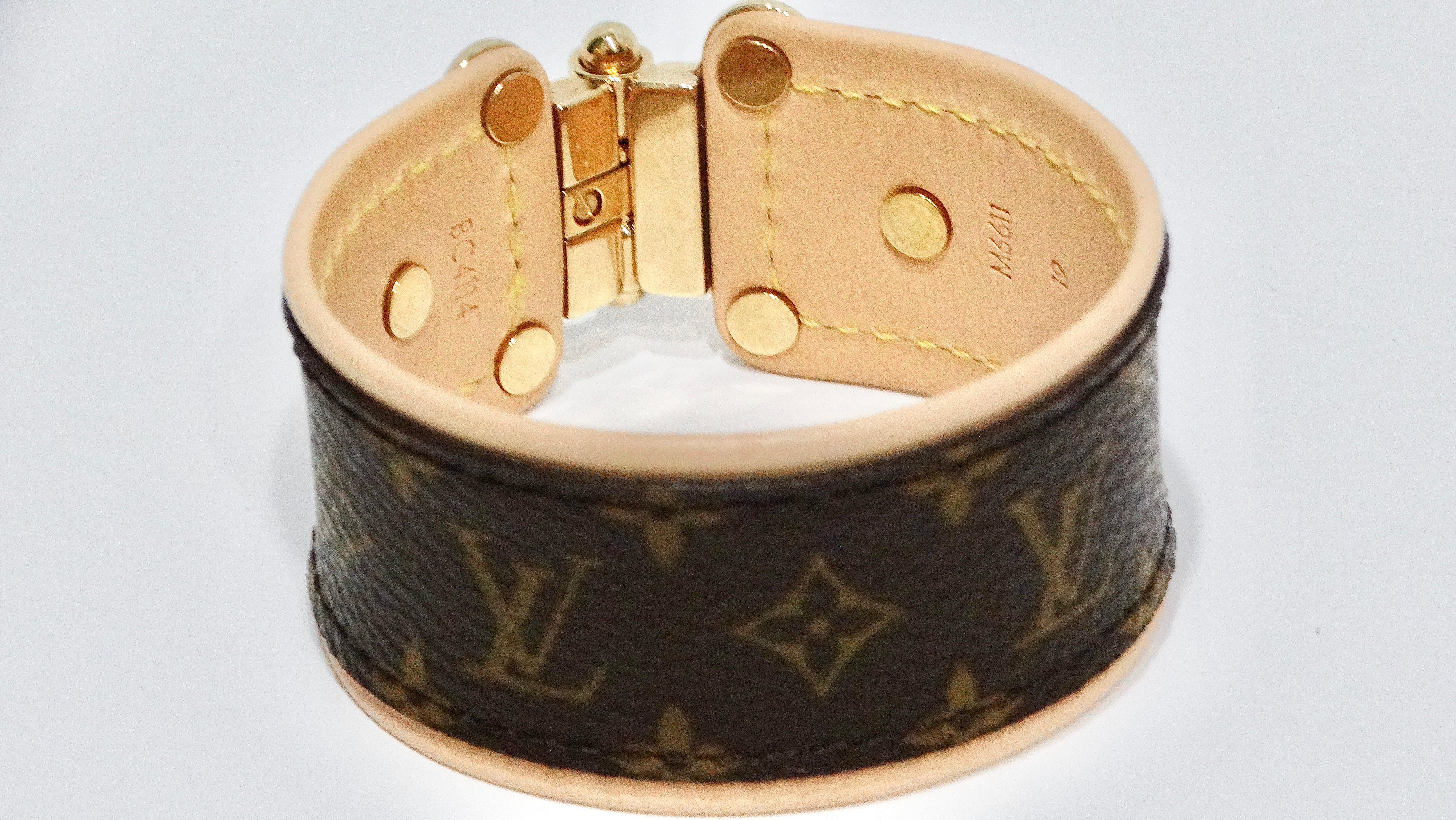 Louis Vuitton Bracciale Monogram in pelle bicolore con finiture in oro in vendita 1