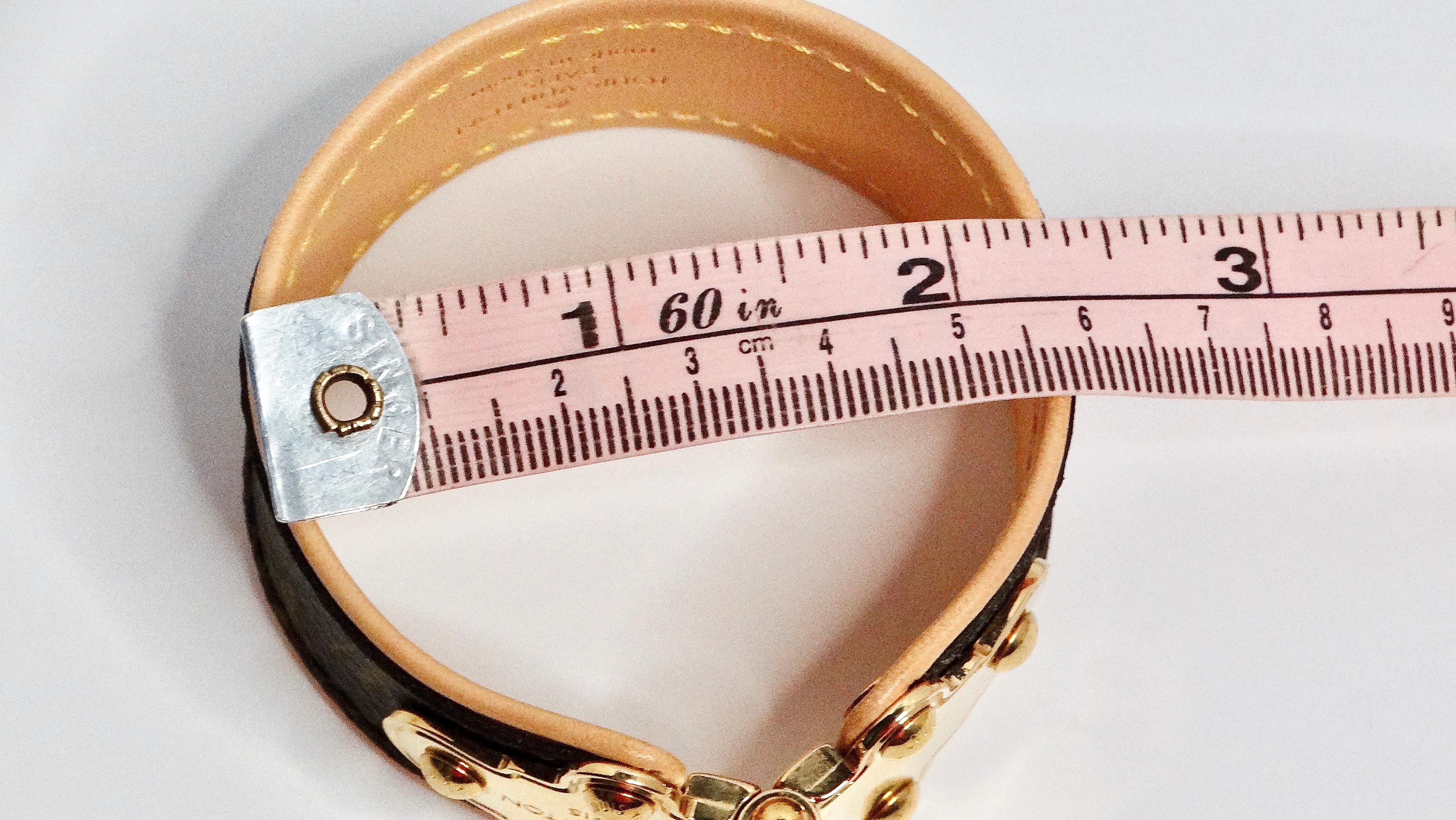 Louis Vuitton Bracciale Monogram in pelle bicolore con finiture in oro in vendita 3