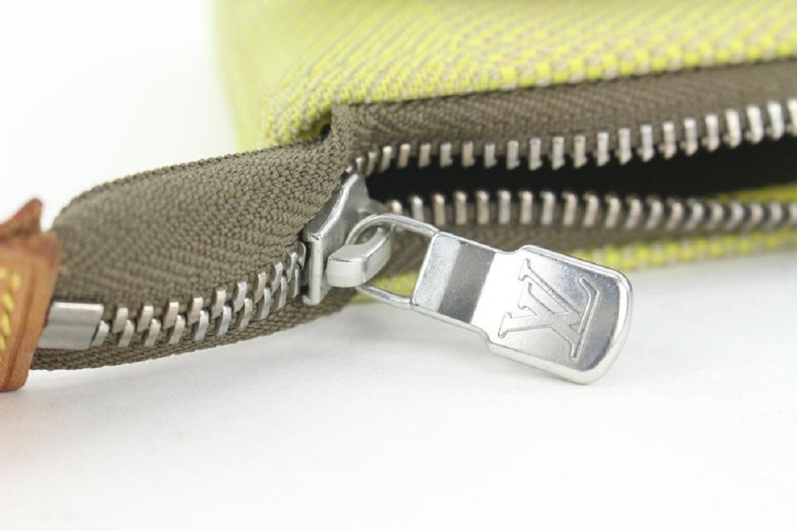 Louis Vuitton Ultra Rare LV Cup Lime Green Damier Geant Pochette Wristlet im Angebot 4