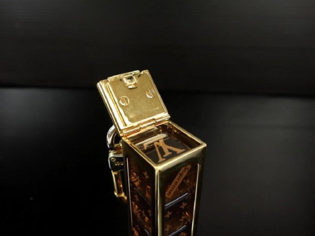 Louis Vuitton (Ultra Rare) Supreme Dice Keychain Set 2351743 In Good Condition In Dix hills, NY