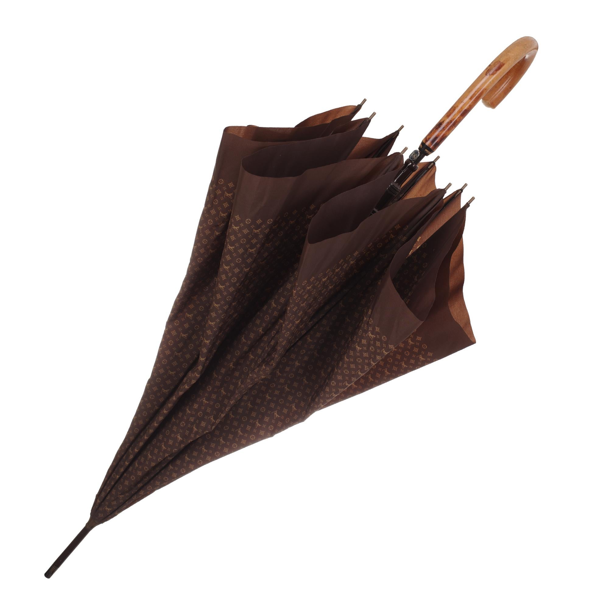 Fantastic Large Louis Vuitton Umbrella with logo, Wood handle