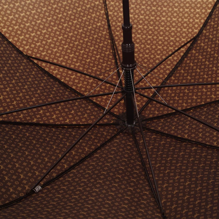 Fantastic Large Louis Vuitton Umbrella with logo, Wood handle