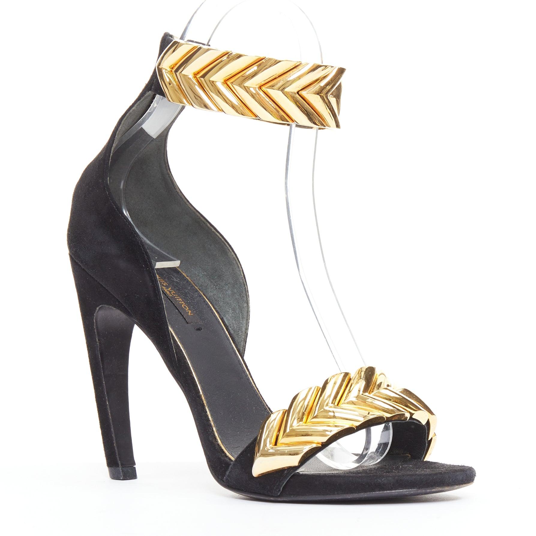 LOUIS VUITTON V Symphony schwarzes Wildleder goldene Hardware High Heel Sandalen EU38
Referenz: TGAS/F00285
Marke: Louis Vuitton
Modell: Gold V Symphonie
Collection'S: 2015
MATERIAL: Wildleder, Metall
Farbe: Schwarz, Gold
Muster: Solide
Verschluss: