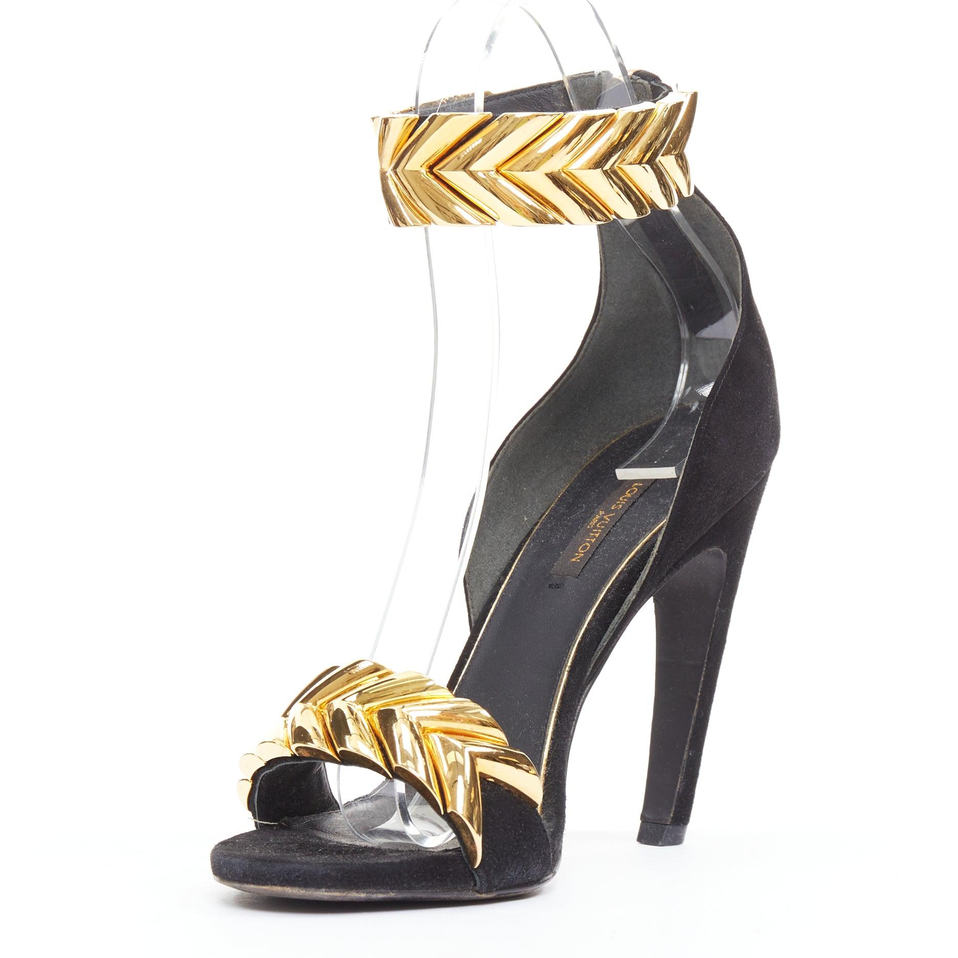 LOUIS VUITTON V Symphony schwarzes Wildleder goldene Hardware High Heel Sandalen EU38 im Zustand „Relativ gut“ im Angebot in Hong Kong, NT